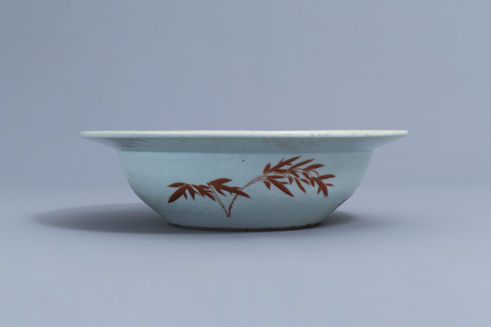 A Chinese famille rose bowl with birds among blossoming branches, 19th C. - Image 4 of 6