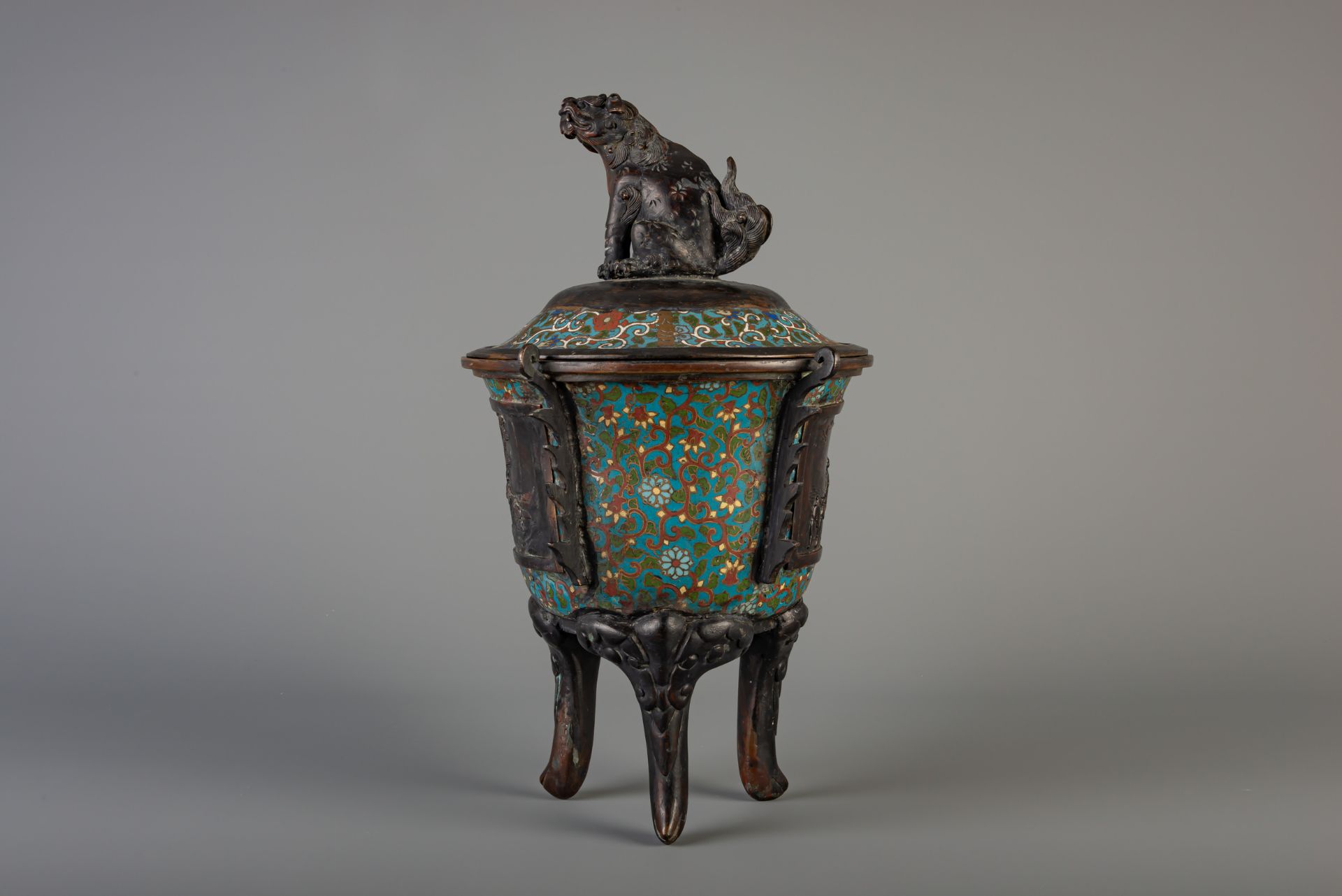 A Japanese vase, a censer and a jardiniere in champleve and cloisonne, Meiji, 19th/20th C. - Image 9 of 20