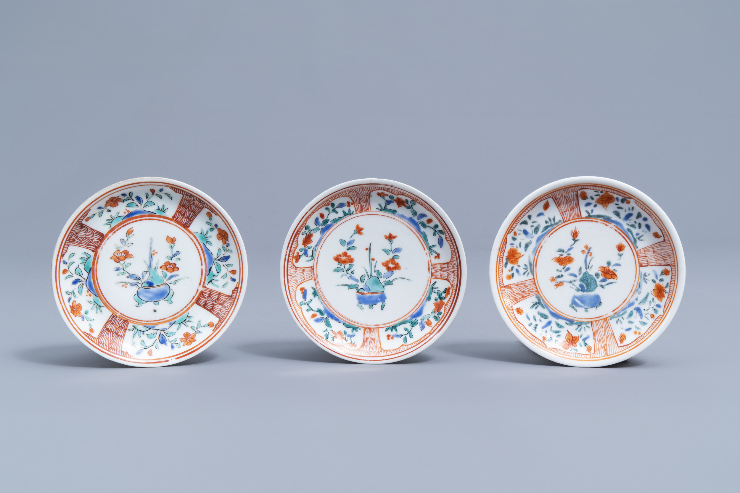 Six Japanese Kakiemon saucers and two cups with floral design, Edo, 18th C. - Image 4 of 11