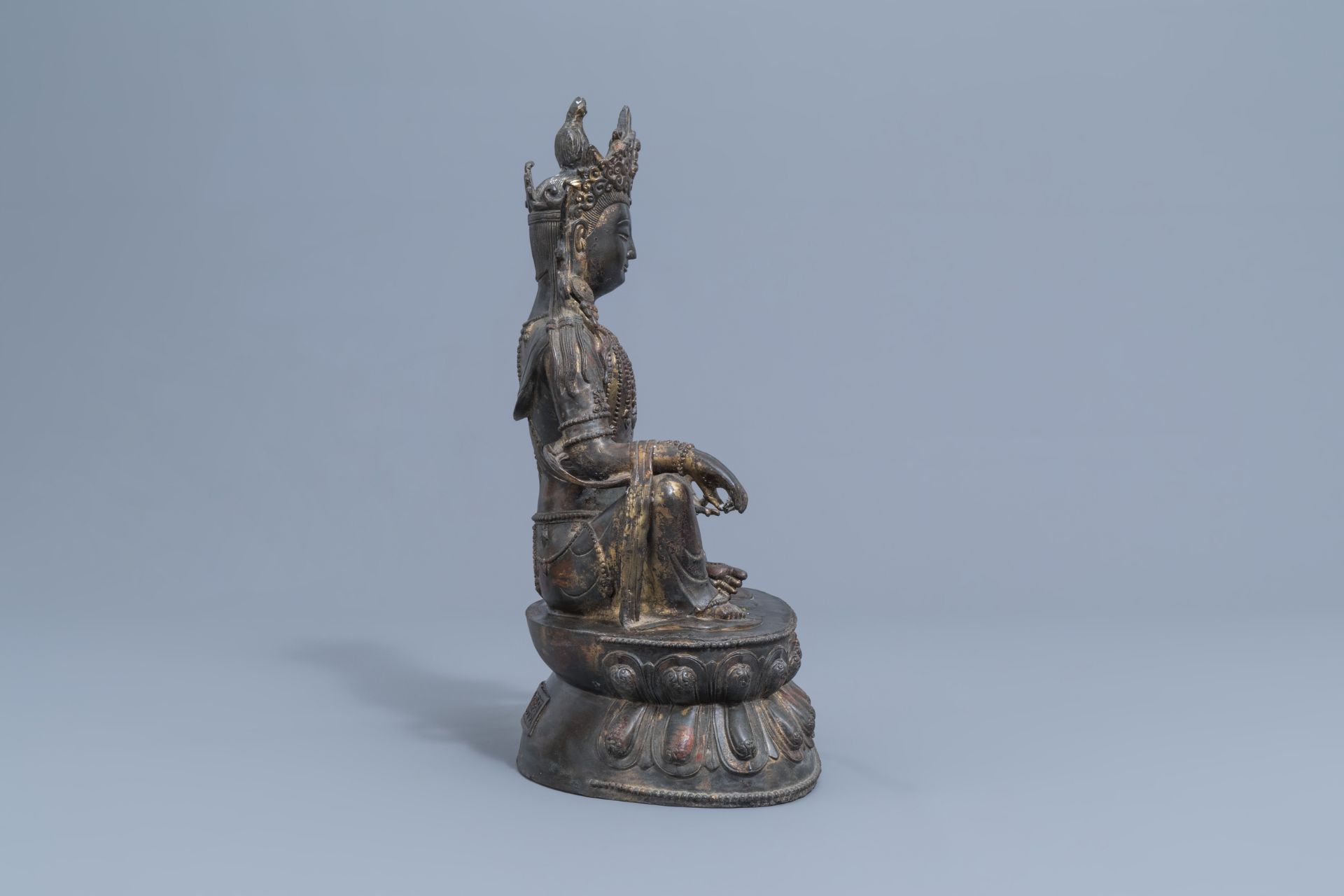 A large Chinese gilt-lacquered bronze figure of Buddha, 19th/20th C. - Image 3 of 8