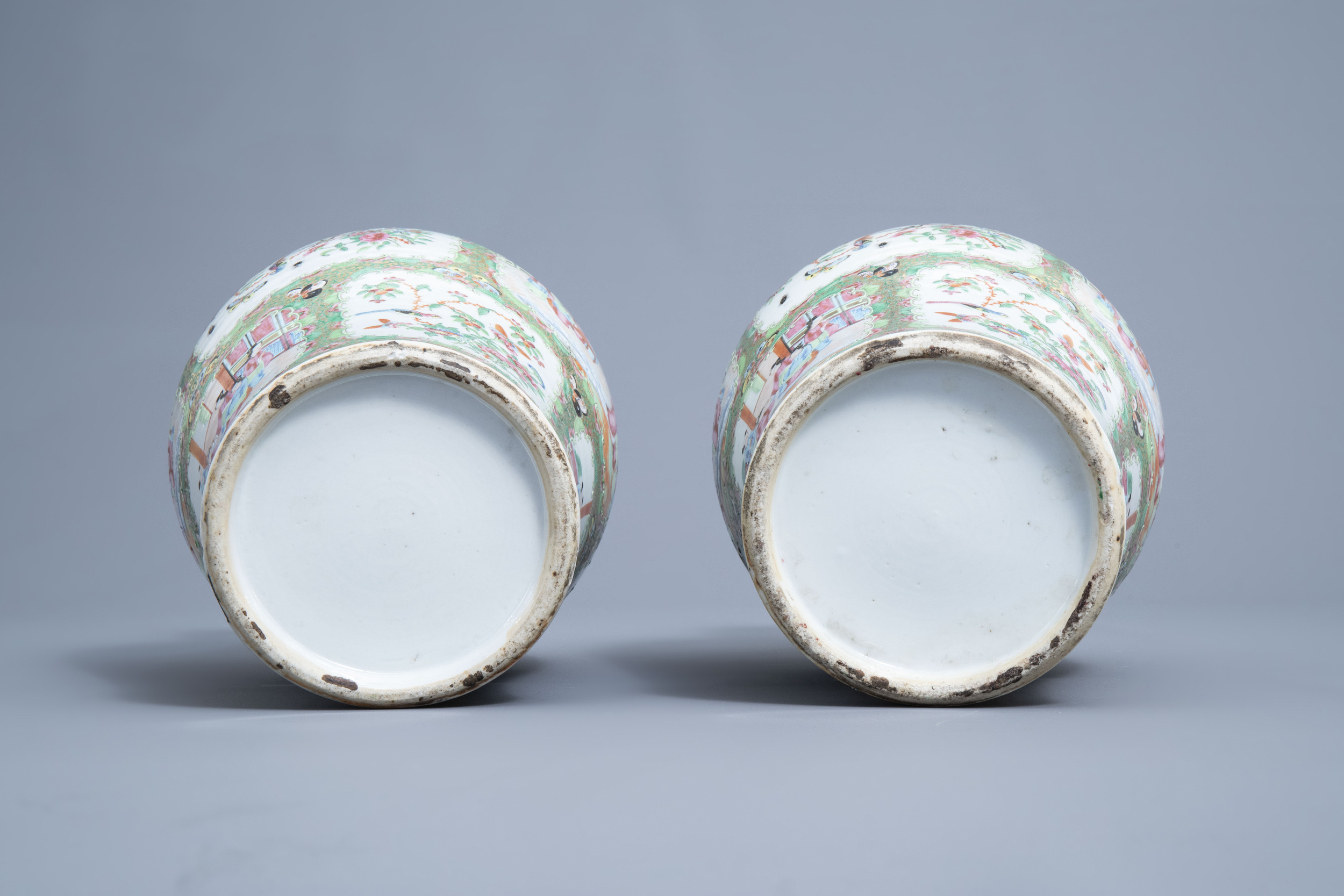 A pair of Chinese Canton famille rose vases and covers, 19th C. - Image 8 of 14
