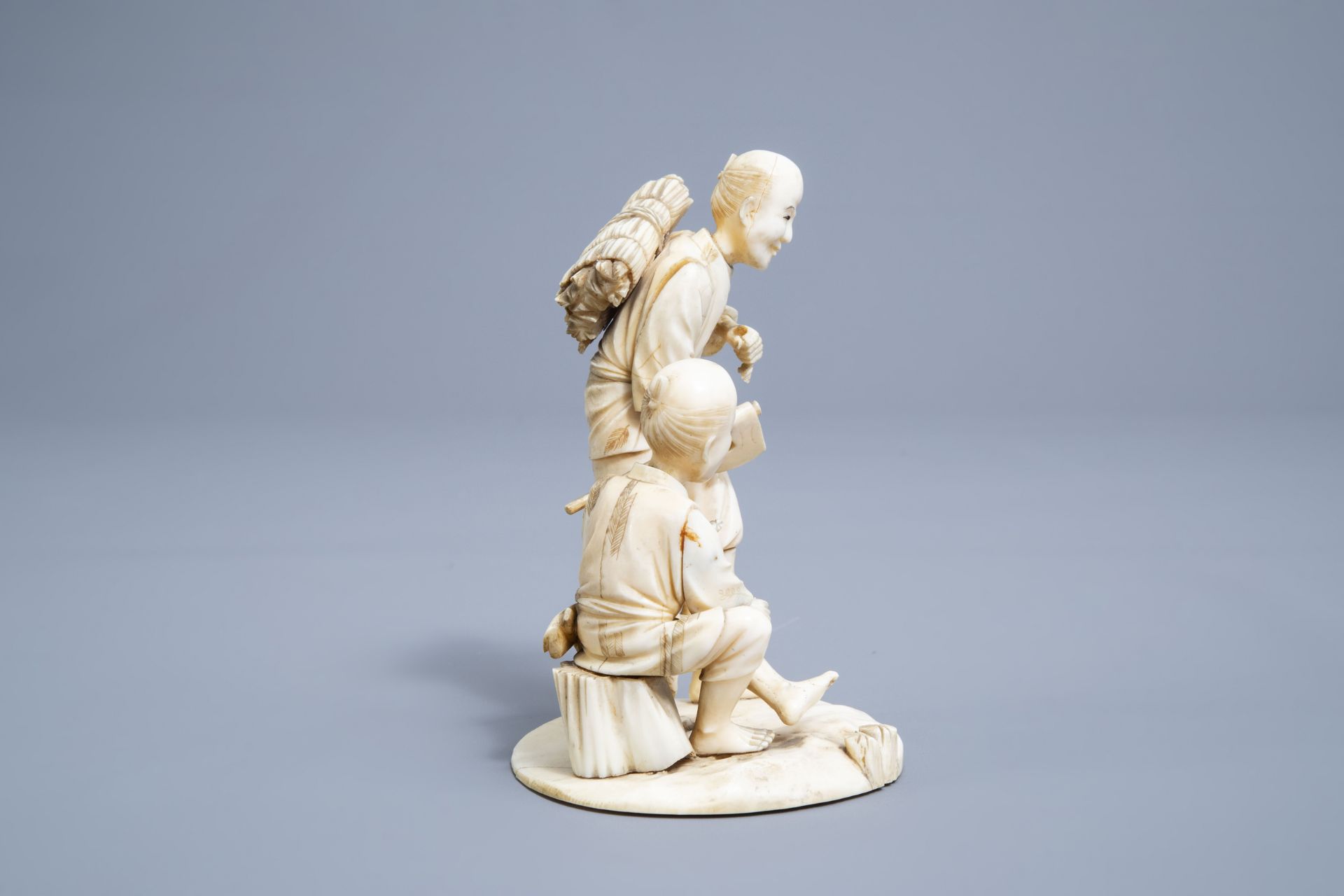 Five various Japanese ivory netsuke and okimono, Meiji, and a Chinese Canton shell, 19th/20th C. - Image 3 of 18