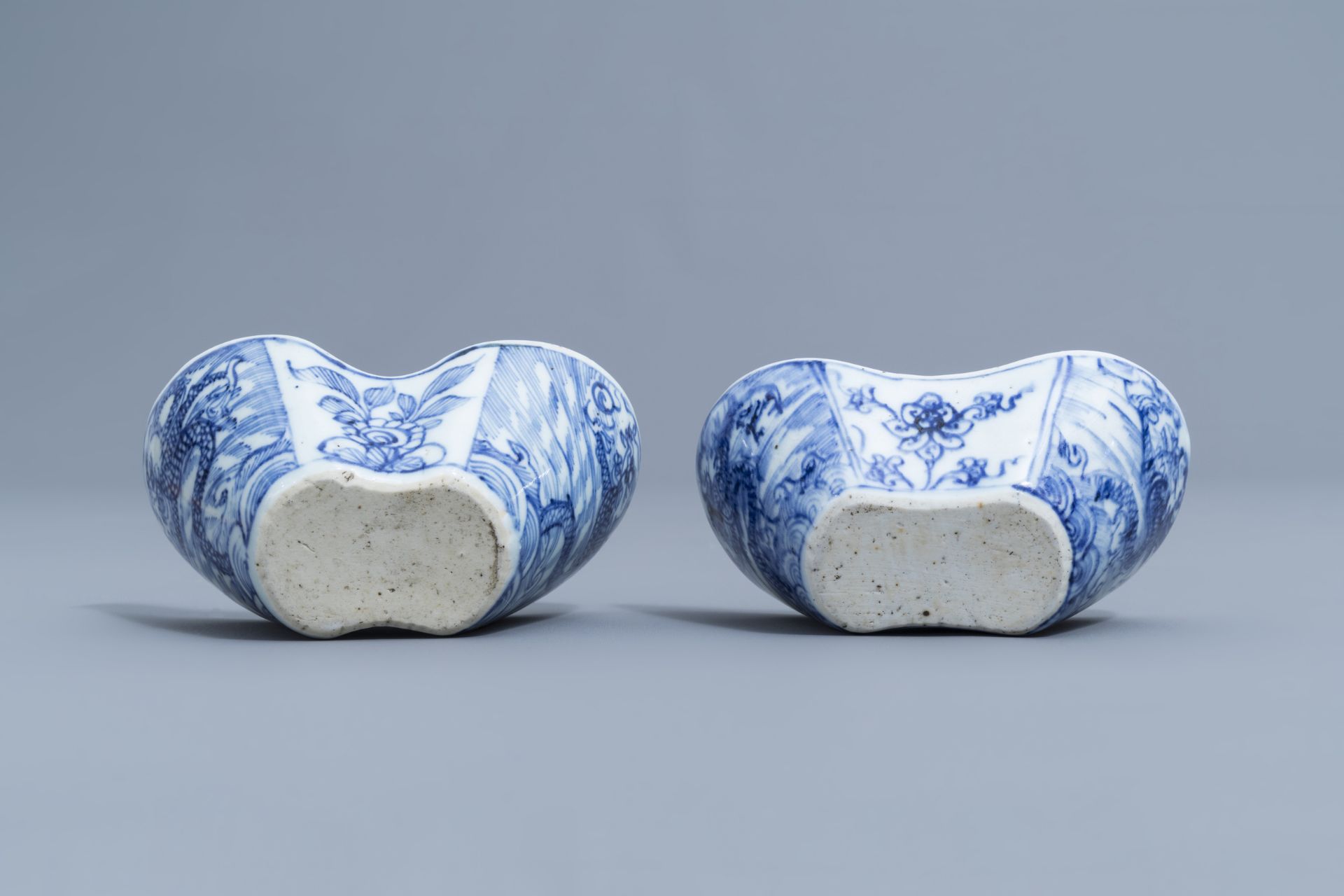 A pair of Chinese blue and white ingot shaped bowls, 18th/19th C. - Image 13 of 20