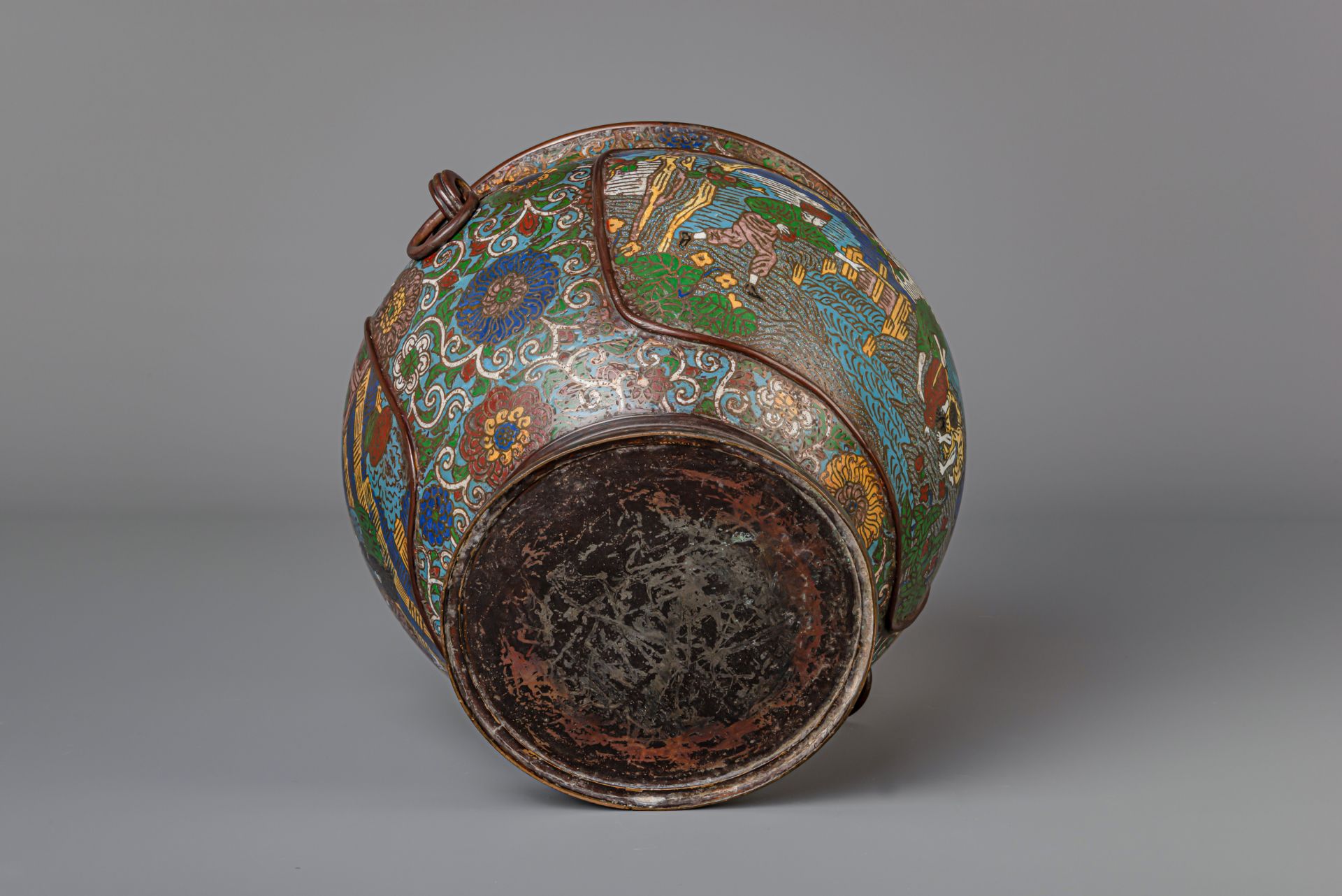 A Japanese vase, a censer and a jardiniere in champleve and cloisonne, Meiji, 19th/20th C. - Image 19 of 20