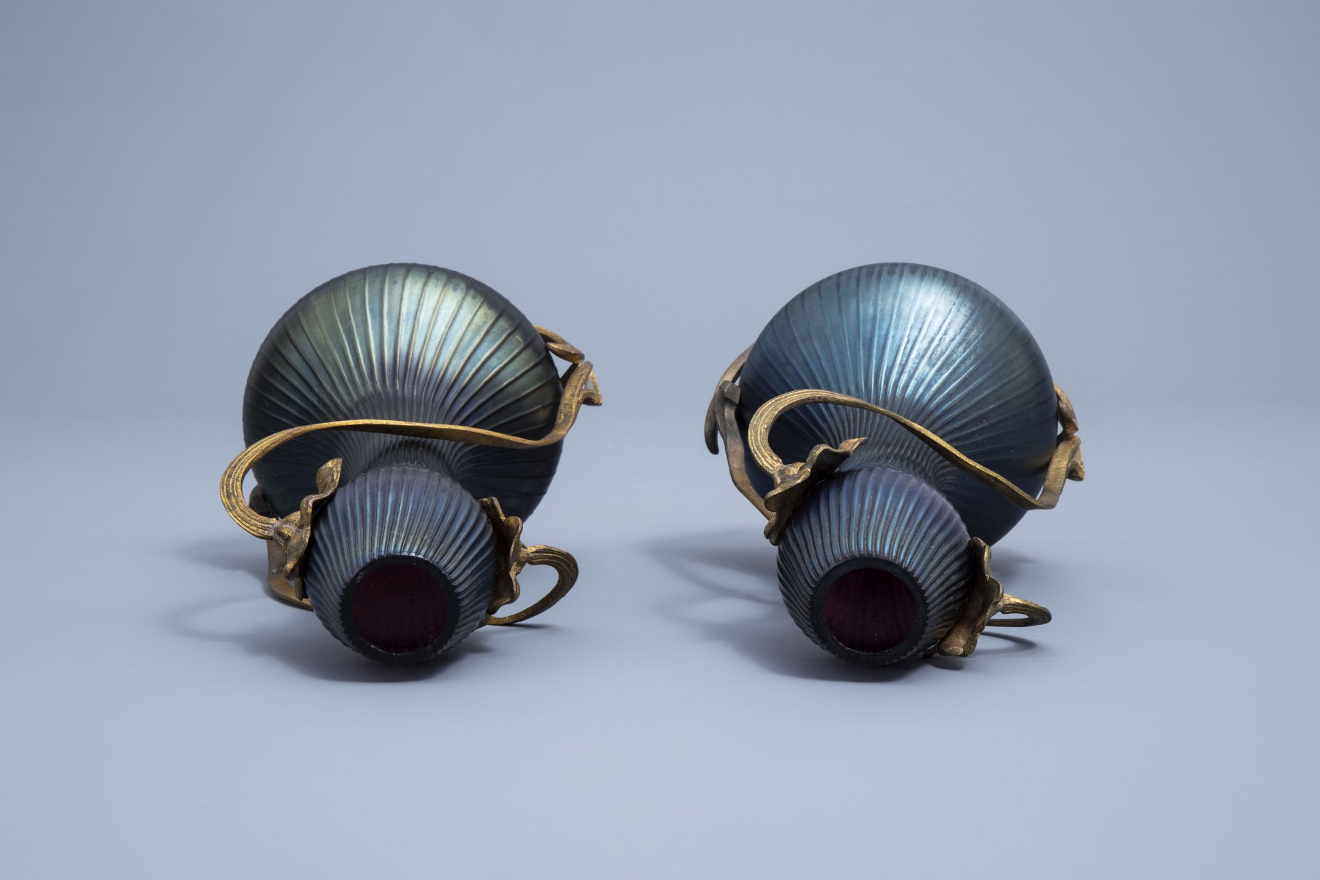 A pair of iridescent Art Nouveau style double gourd vases in the manner of Johann Loetz, 20th C. - Image 5 of 6