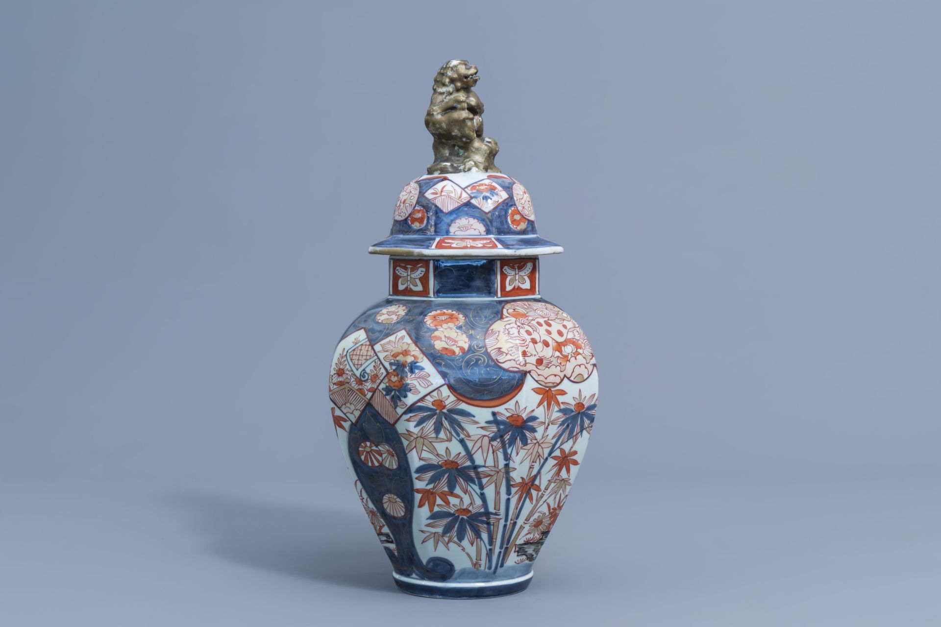 A Japanese Imari vase and cover and a pair of bronze stands with animals, Edo/Meiji, 18de/19de eeuw - Image 3 of 13