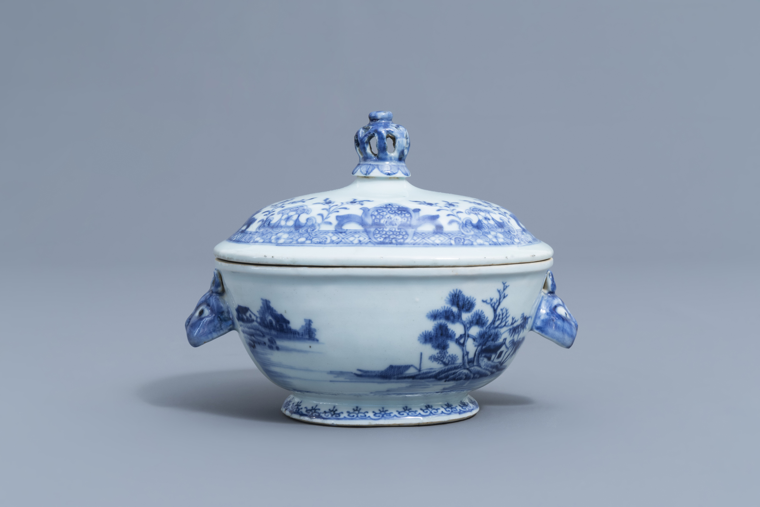 A Chinese blue and white tureen on stand, a famille rose and a Canton plate, 18th/19th C. - Image 8 of 13