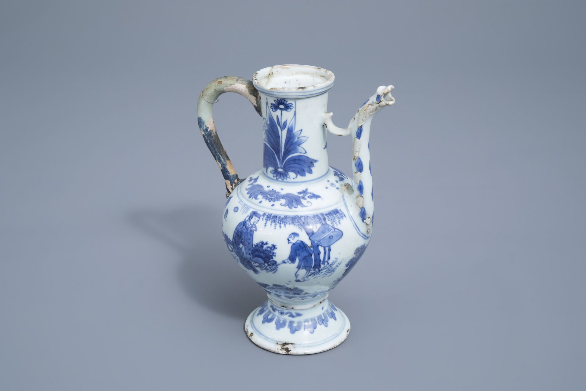 A Chinese blue and white ewer with figures in a landscape, Transitional period, 17th C. - Image 2 of 8