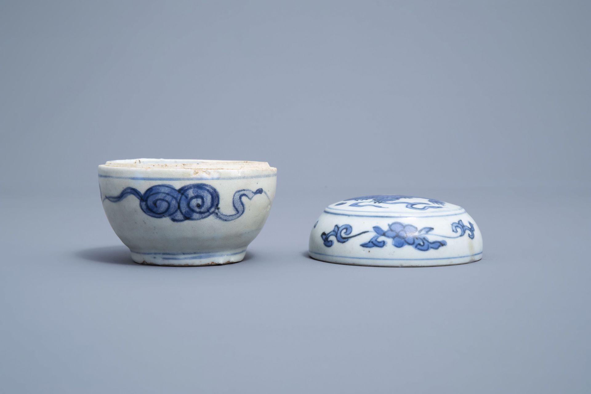 A Chinese blue and white box and cover with a mythical animal, Ming - Image 7 of 9