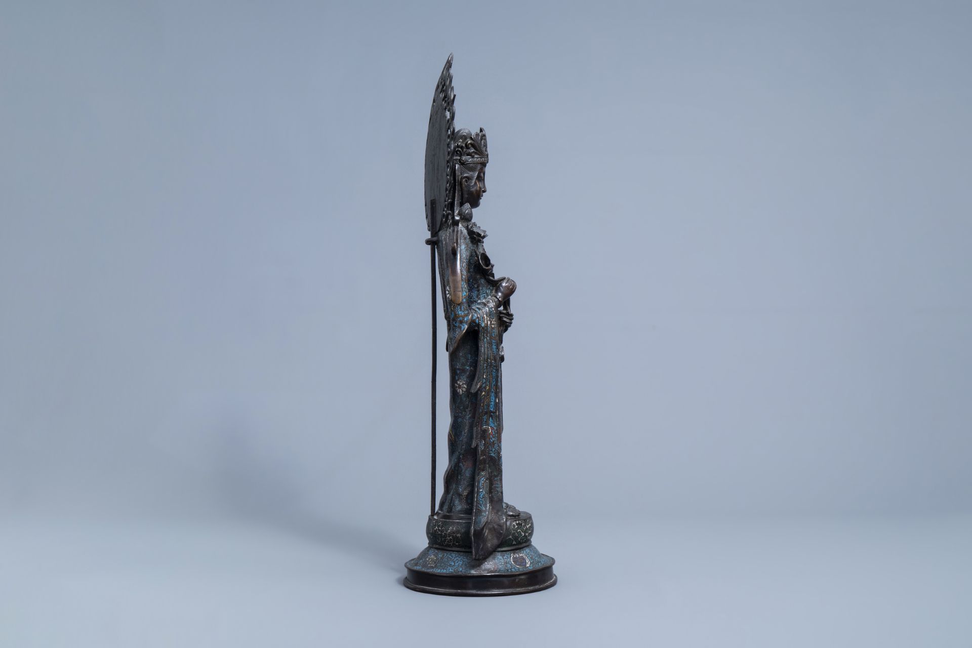 A very tall Japanese champleve enamel and bronze figure of Kannon, Meiji, 19th/20th C. - Image 4 of 9
