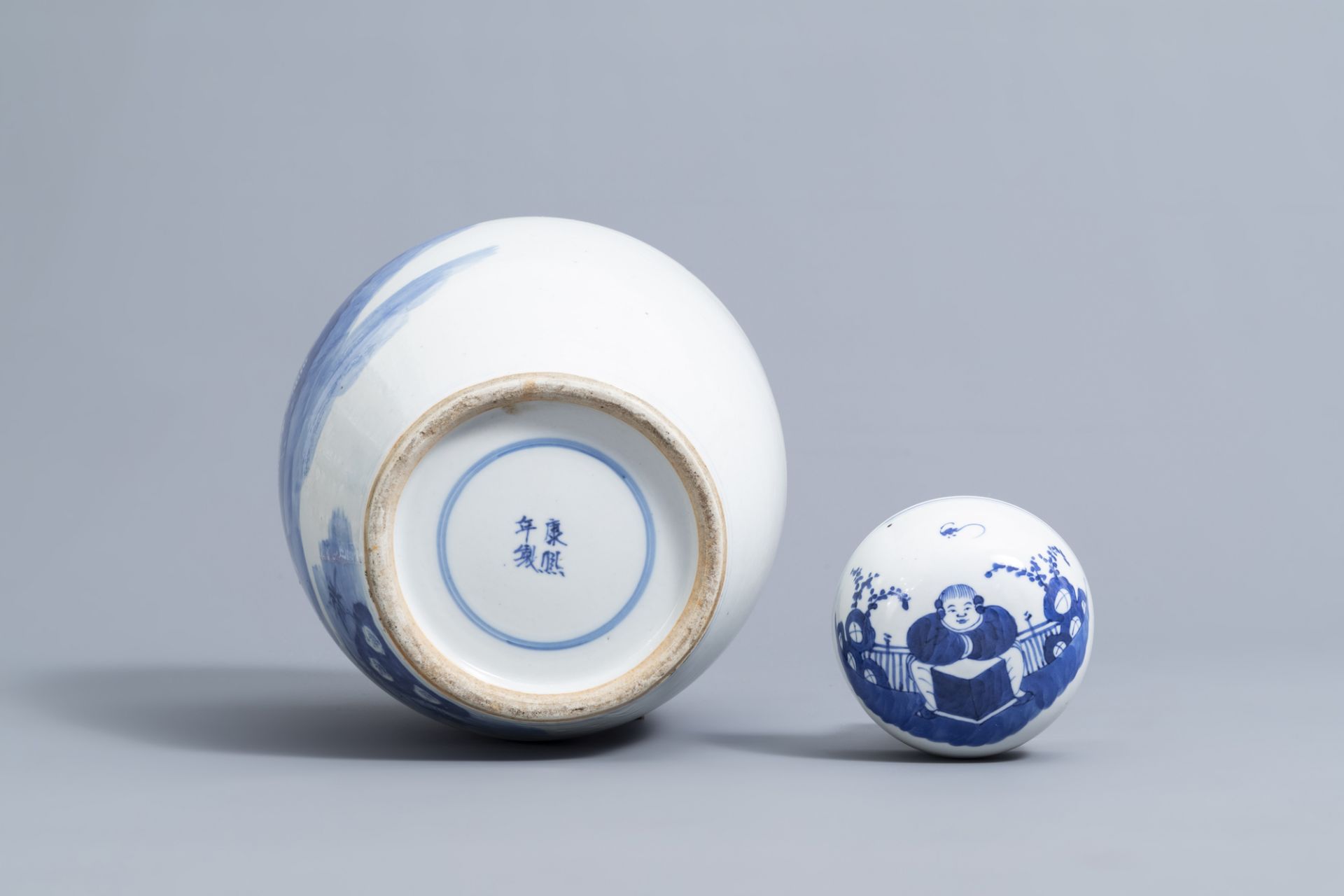 A Chinese blue and white jar and cover with figures on a terrace, Kangxi mark, 19th C. - Bild 6 aus 6