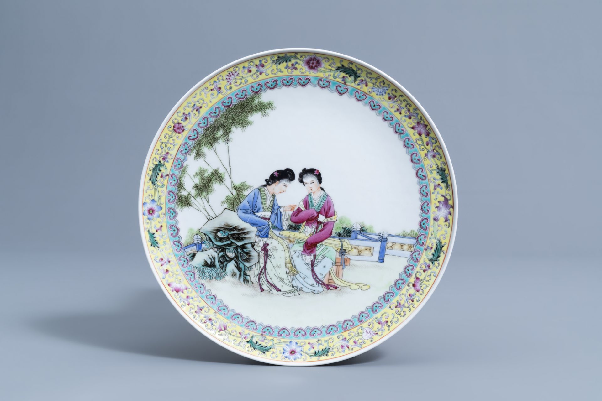 Two Chinese famille rose dishes with ladies on a terrace, Qianlong mark, 20th C. - Bild 2 aus 5