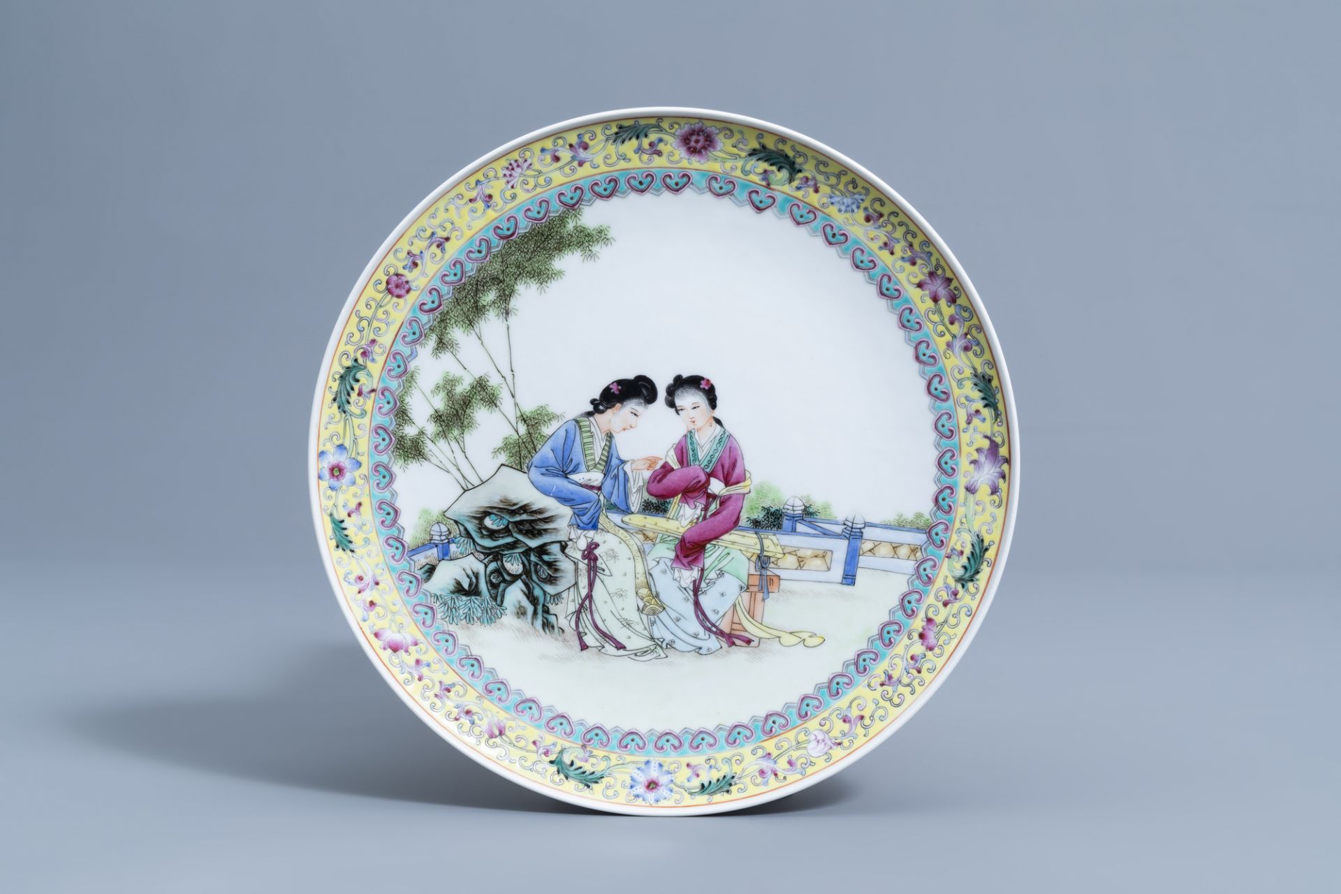 Two Chinese famille rose dishes with ladies on a terrace, Qianlong mark, 20th C. - Image 2 of 5