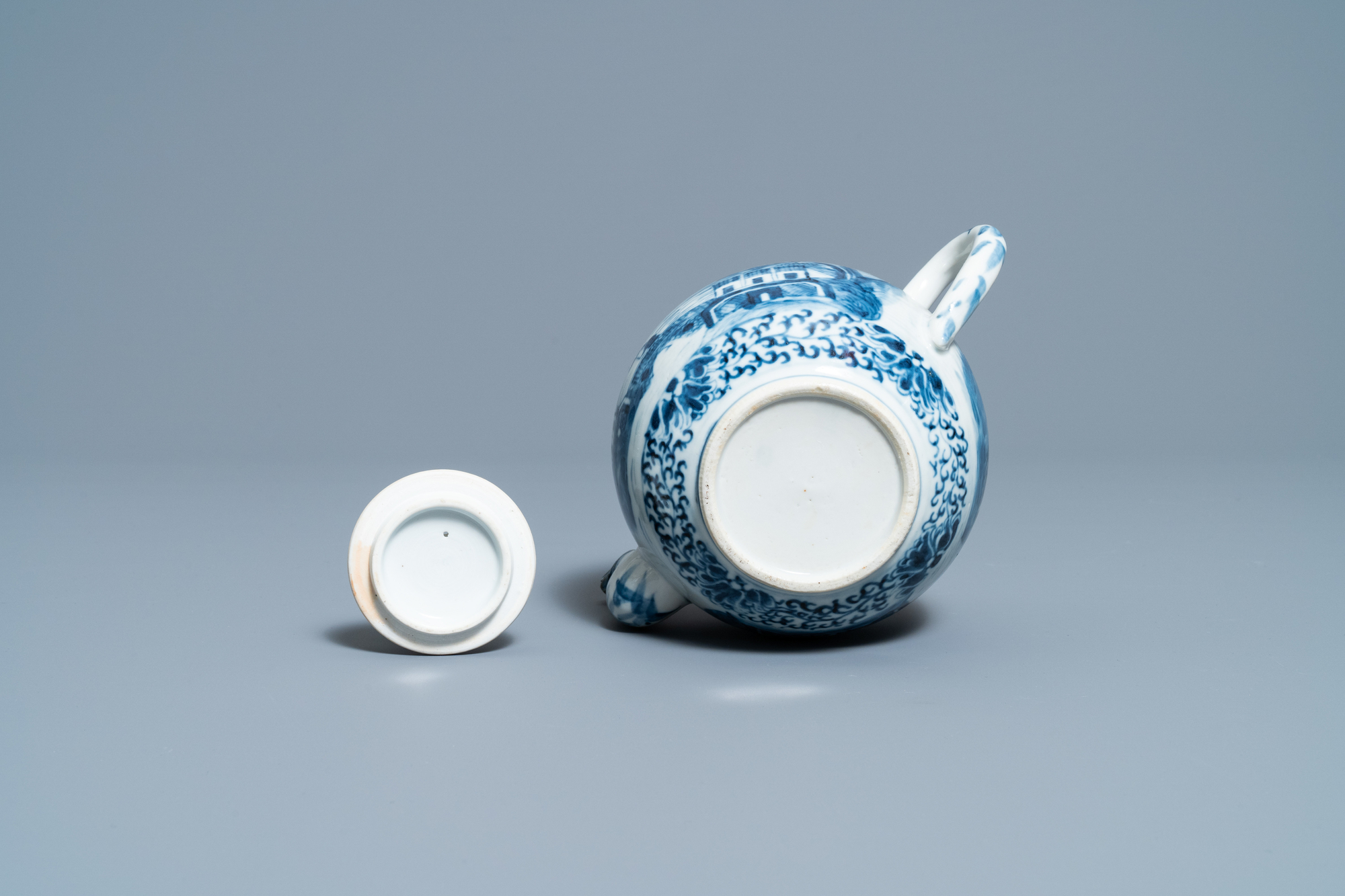 A Chinese blue and white teapot and cover with figures in a landscape, 19th C. - Image 8 of 11