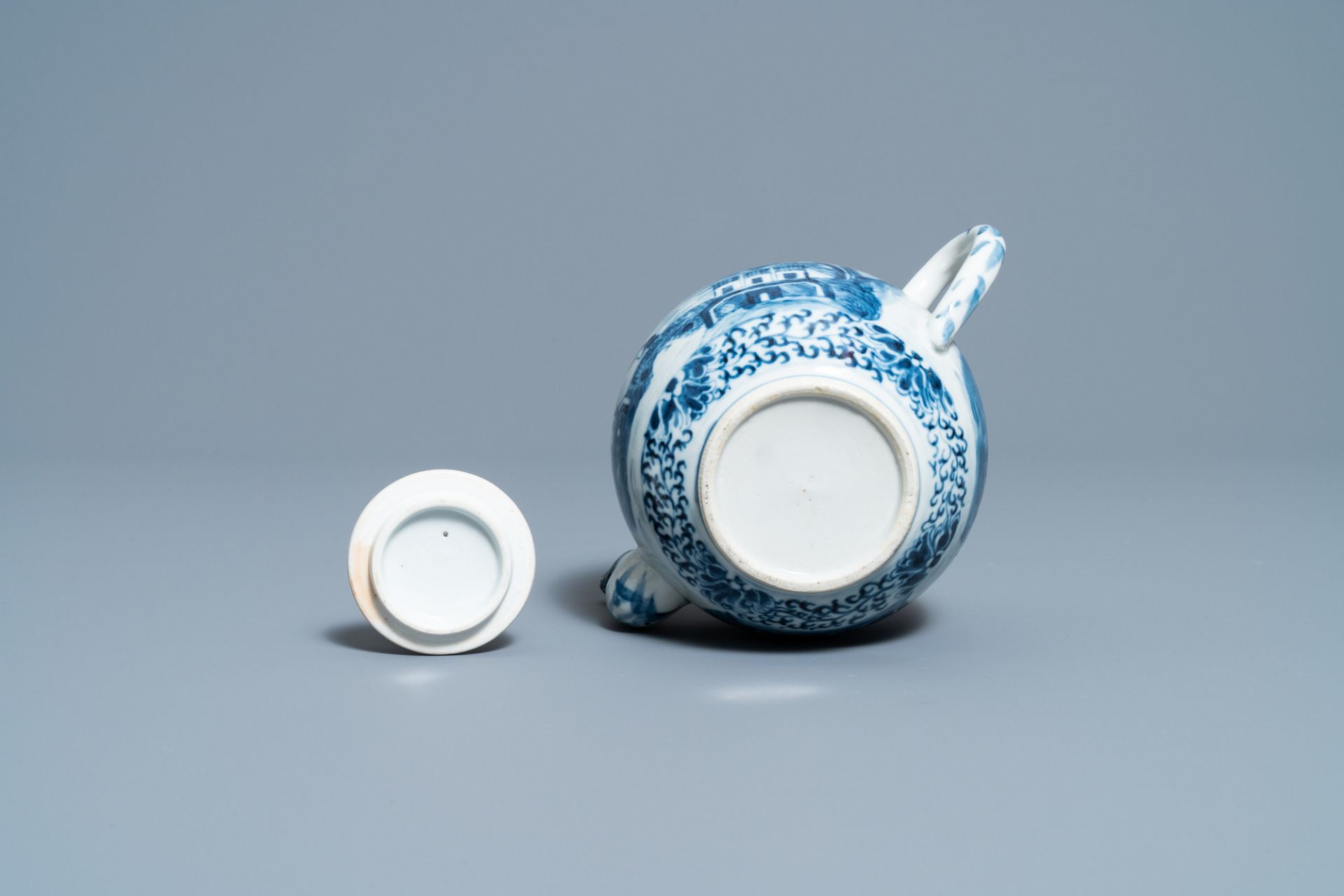 A Chinese blue and white teapot and cover with figures in a landscape, 19th C. - Bild 8 aus 11