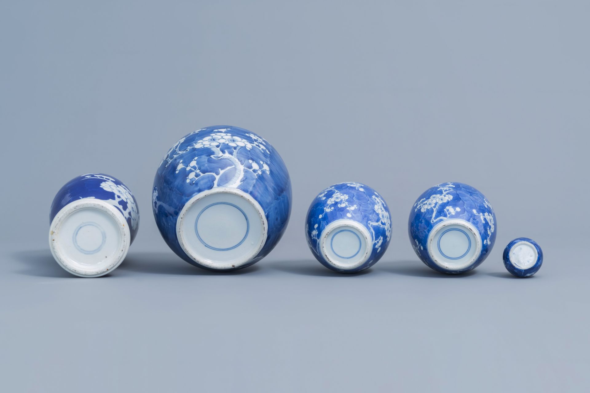 A varied collection of Chinese blue and white porcelain, 19th/20th C. - Image 14 of 16