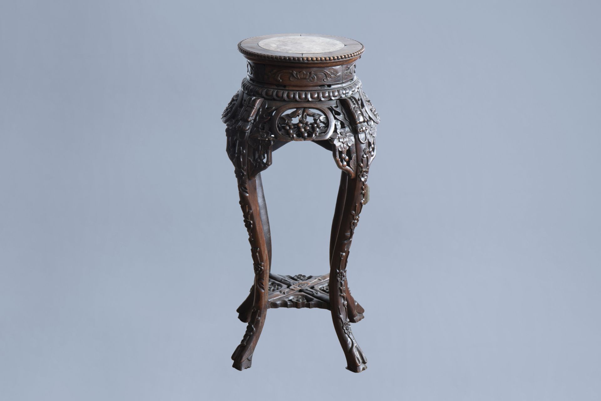 A Chinese carved wood stand with marble top, 19th/20th C.