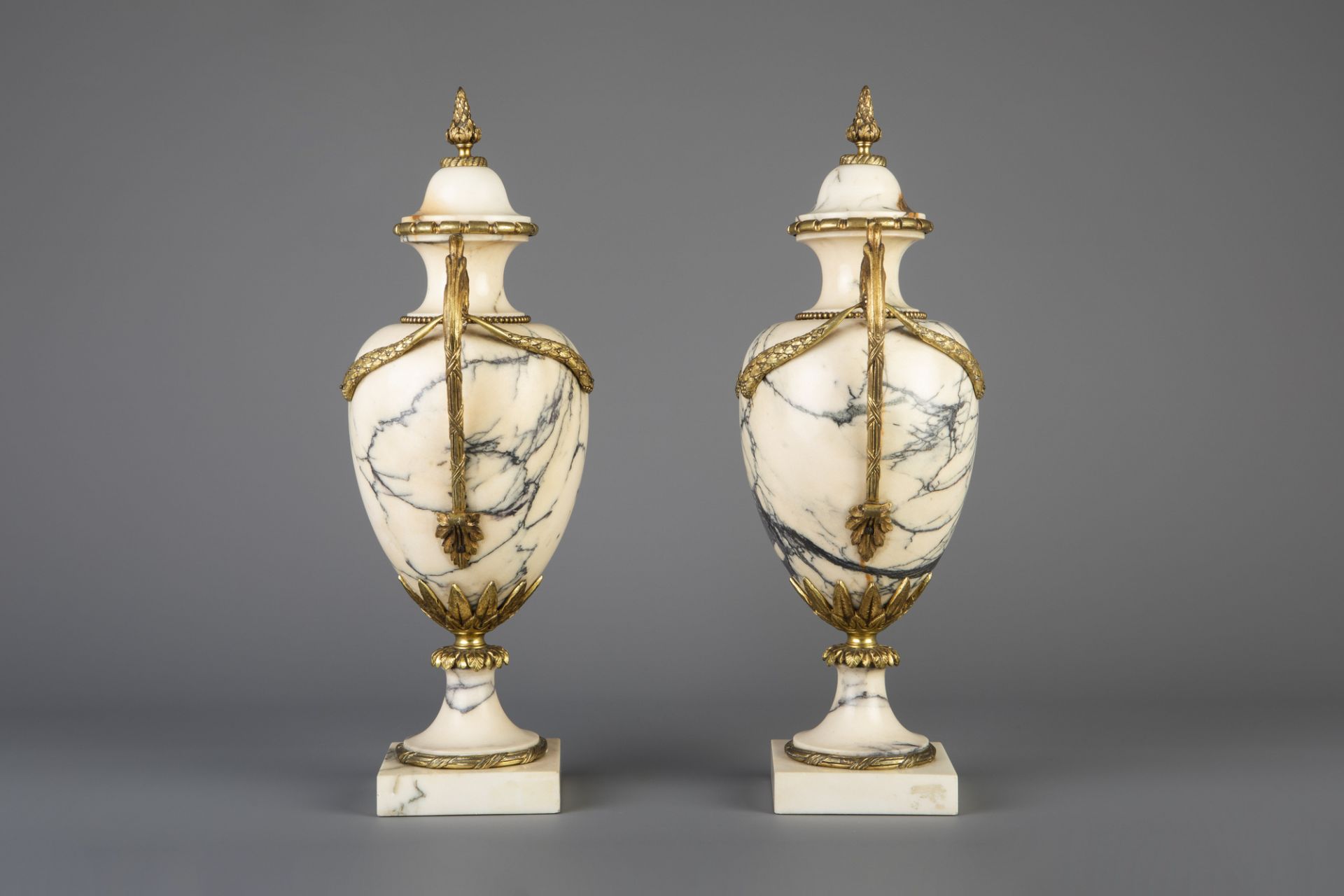 A pair of gilt bronze mounted Calacatta marble cassolettes, 19th/20th C. - Image 2 of 6