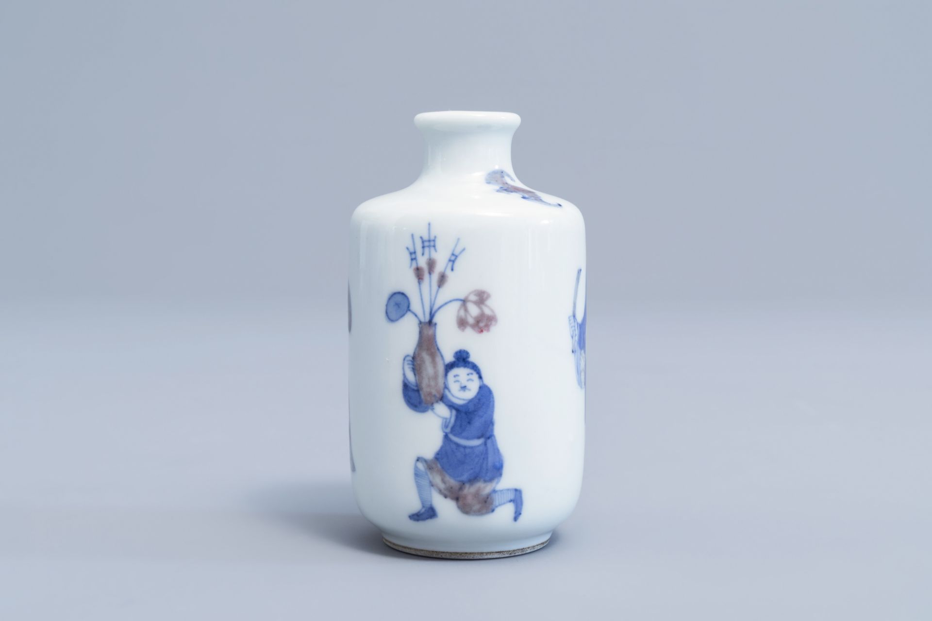 A Chinese blue, white and underglaze red snuff bottle with figures, 19th/20th C. - Image 3 of 7