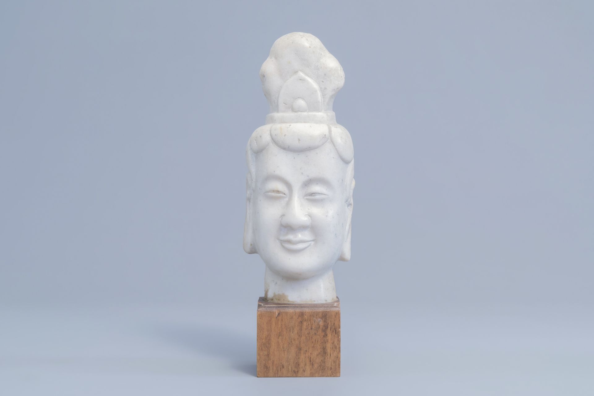 A Chinese white marble bust, 19th/20th C - Image 2 of 7