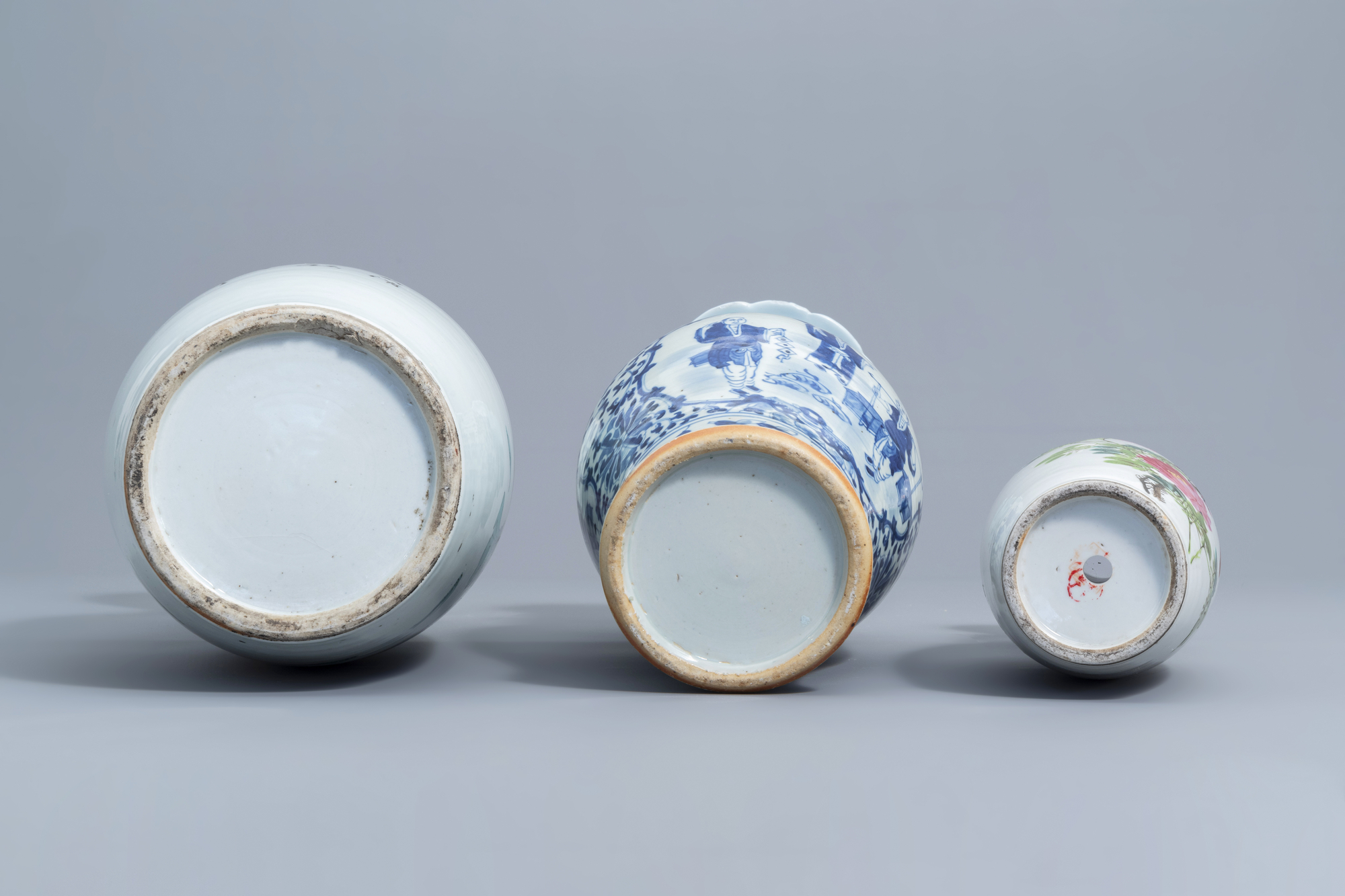 A varied collection of Chinese famille rose and blue and white porcelain, 19th/20th C. - Image 7 of 12