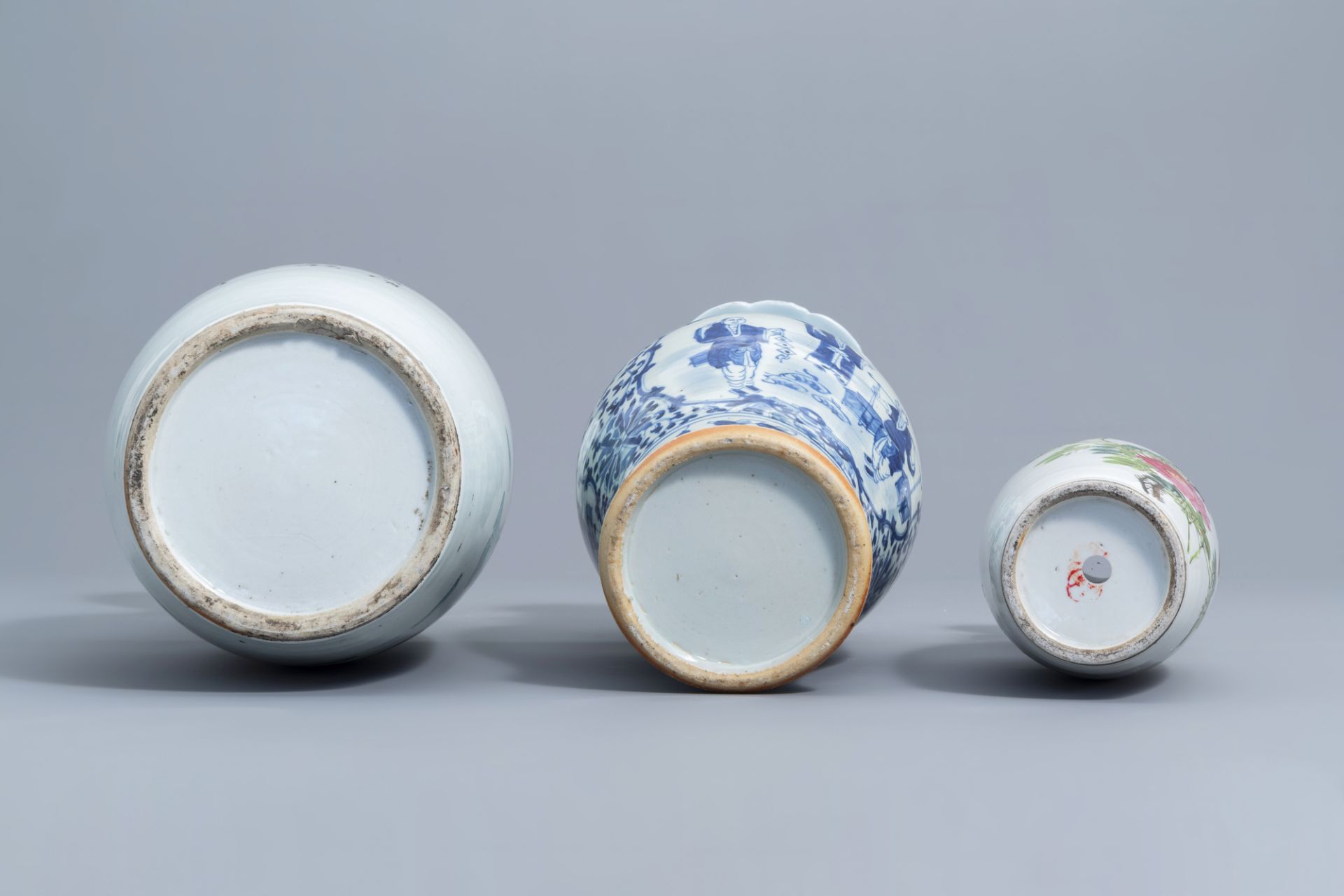 A varied collection of Chinese famille rose and blue and white porcelain, 19th/20th C. - Image 7 of 12