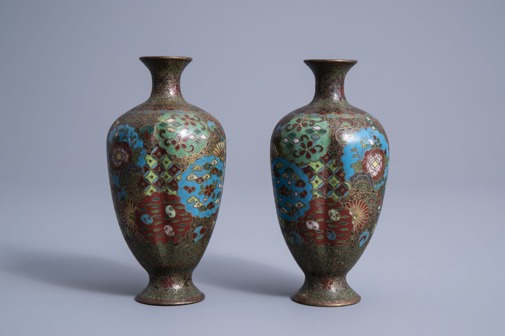A pair of fine Japanese cloisonne vases with floral design, Meiji, 19th/20th C. - Image 4 of 7