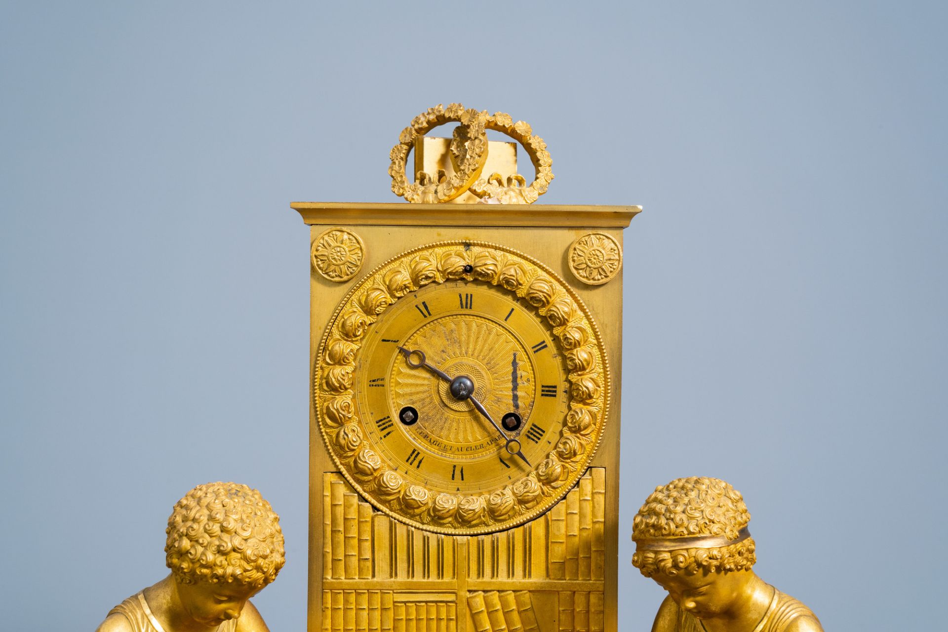 A fine French Empire gilt bronze mantel clock with children reading in a library, 19th C. - Image 9 of 15