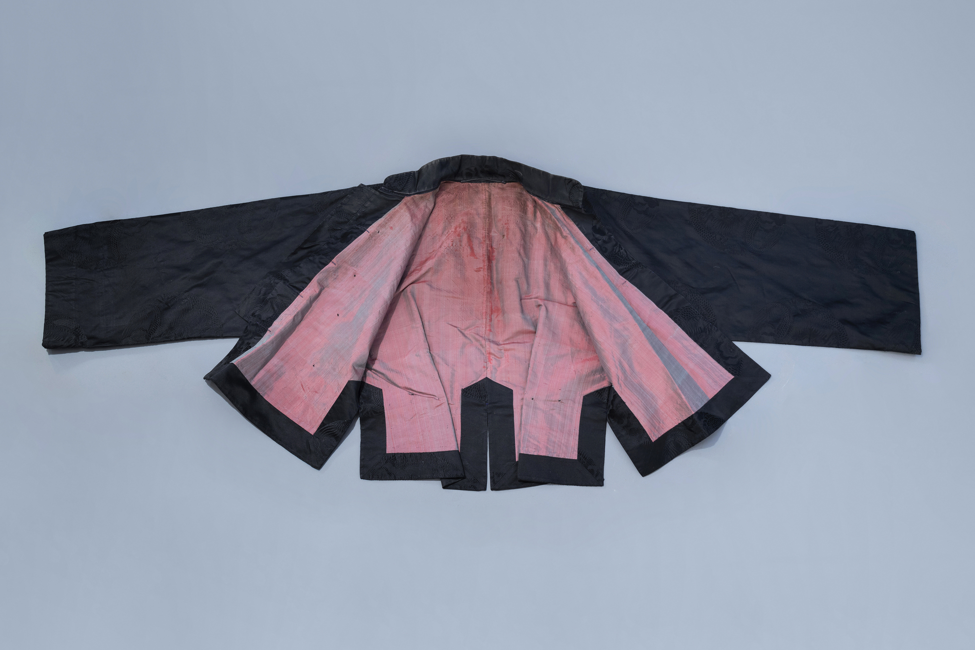 A Chinese black opera coat with dragons chasing flaming pearls, 19th/20th C. - Image 2 of 4