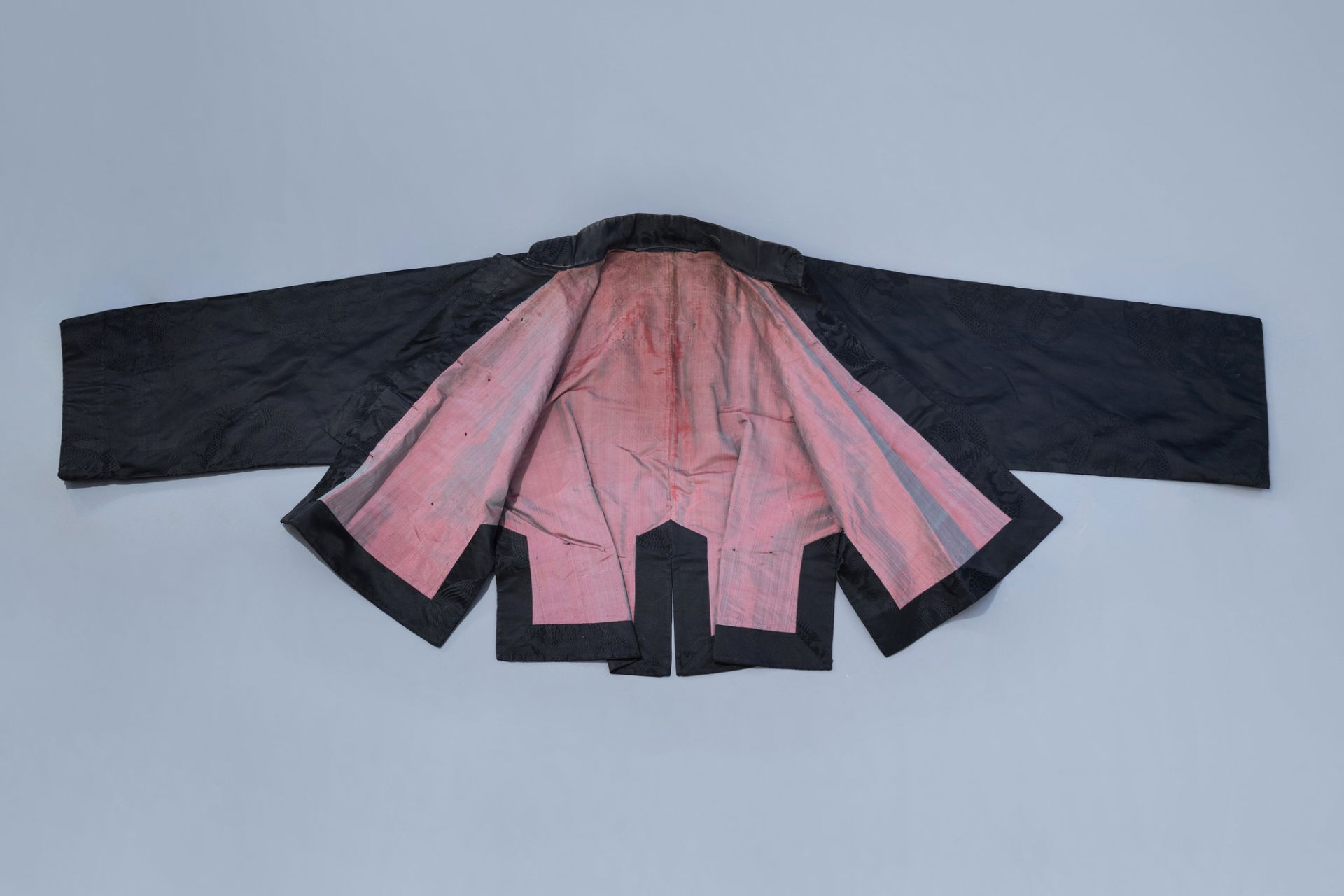 A Chinese black opera coat with dragons chasing flaming pearls, 19th/20th C. - Image 2 of 4