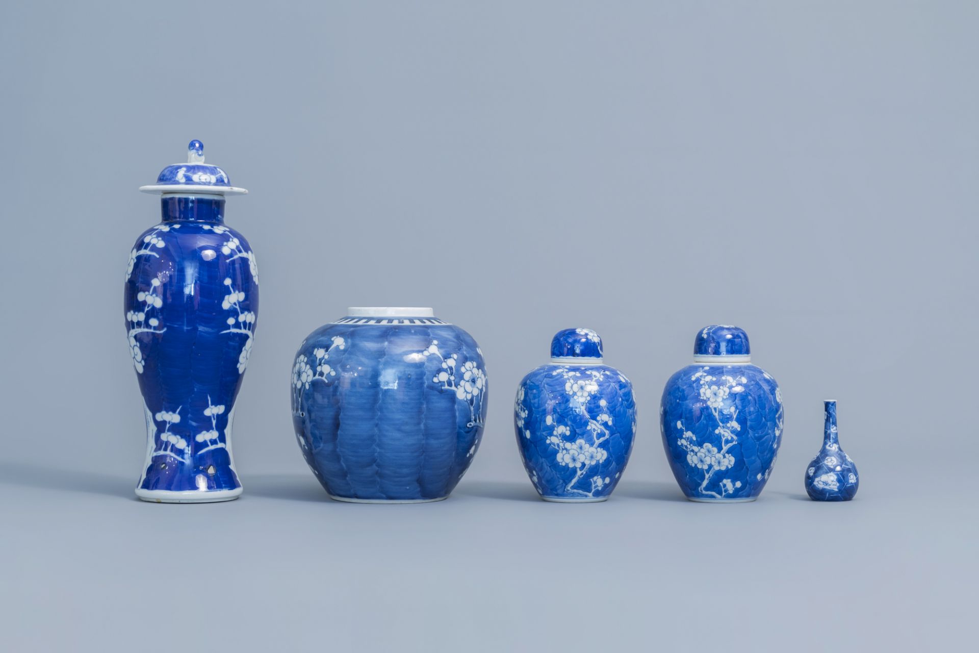 A varied collection of Chinese blue and white porcelain, 19th/20th C. - Image 10 of 16