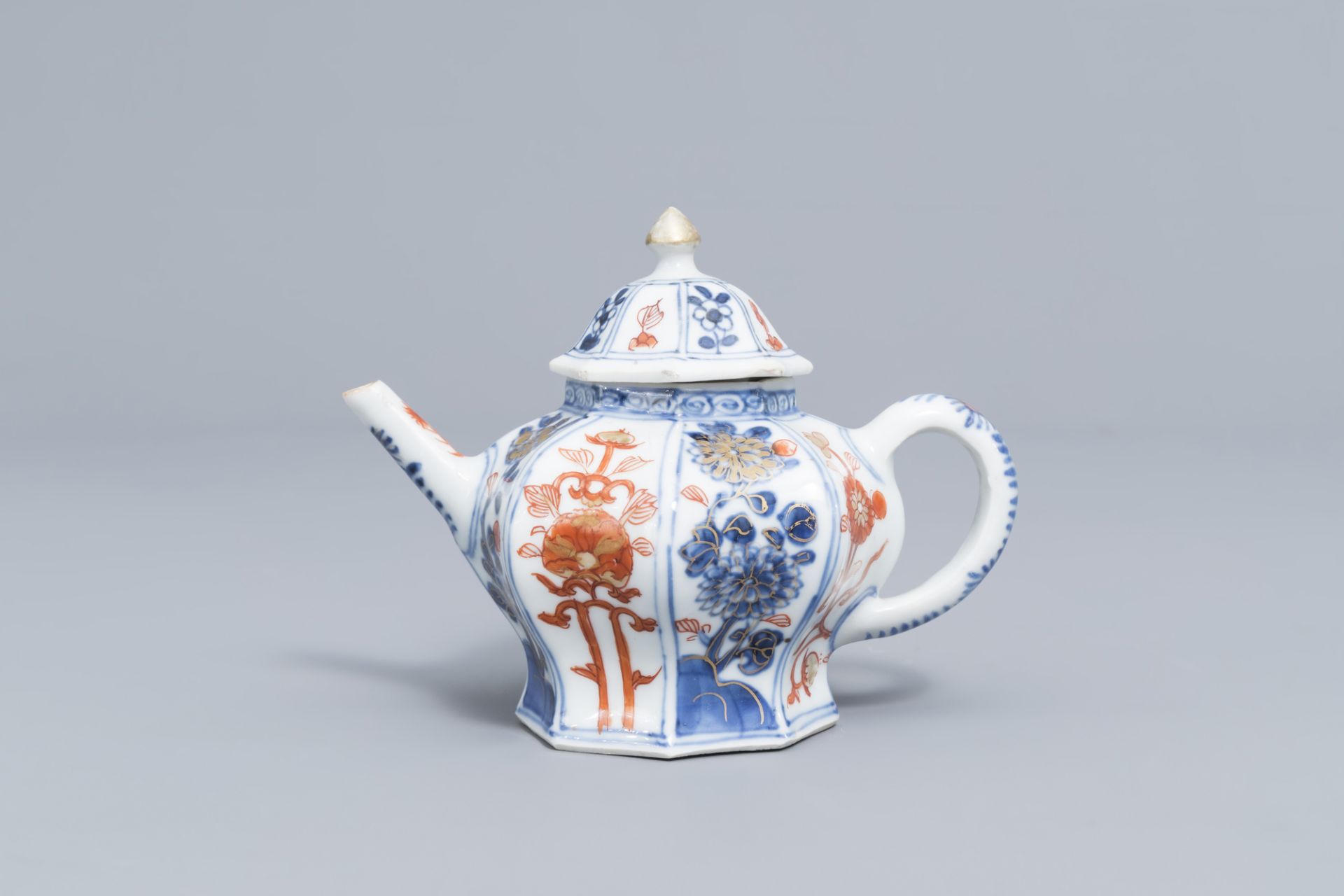 A Chinese octagonal Imari style teapot and cover with floral design, Kangxi - Image 4 of 7