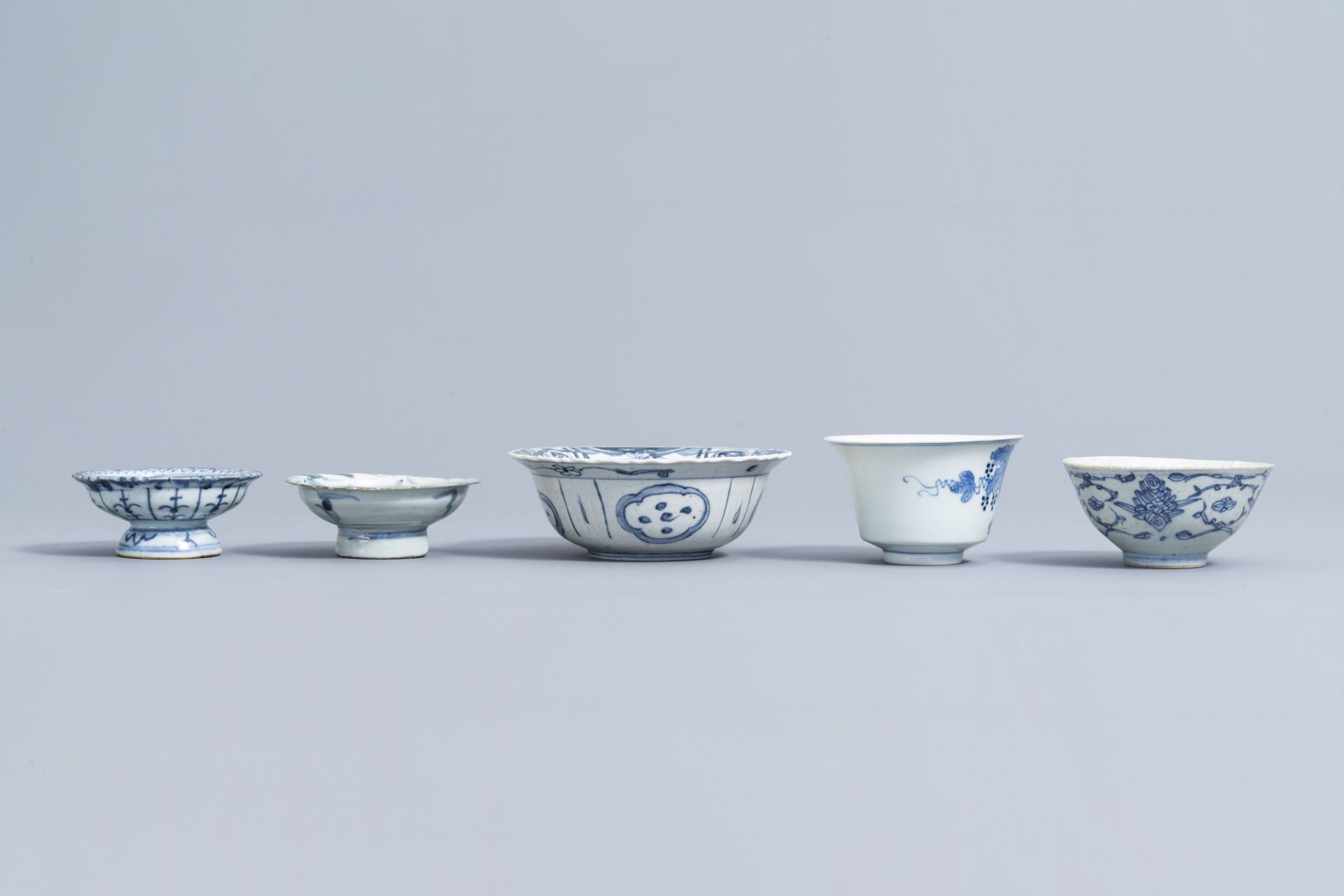 A varied collection of Chinese blue and white porcelain, 19th/20th C. - Image 9 of 13