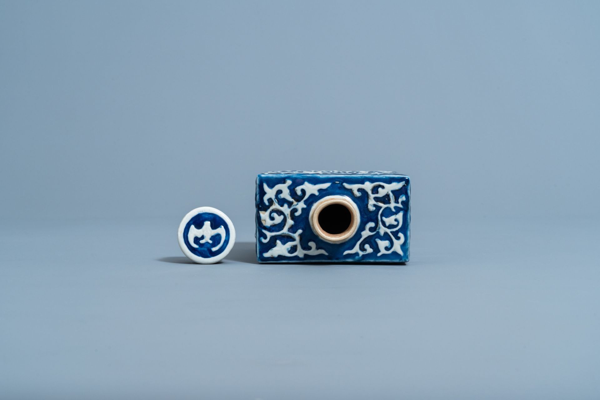 A Chinese blue and white 'Shou' tea caddy, 19th C. - Bild 6 aus 7