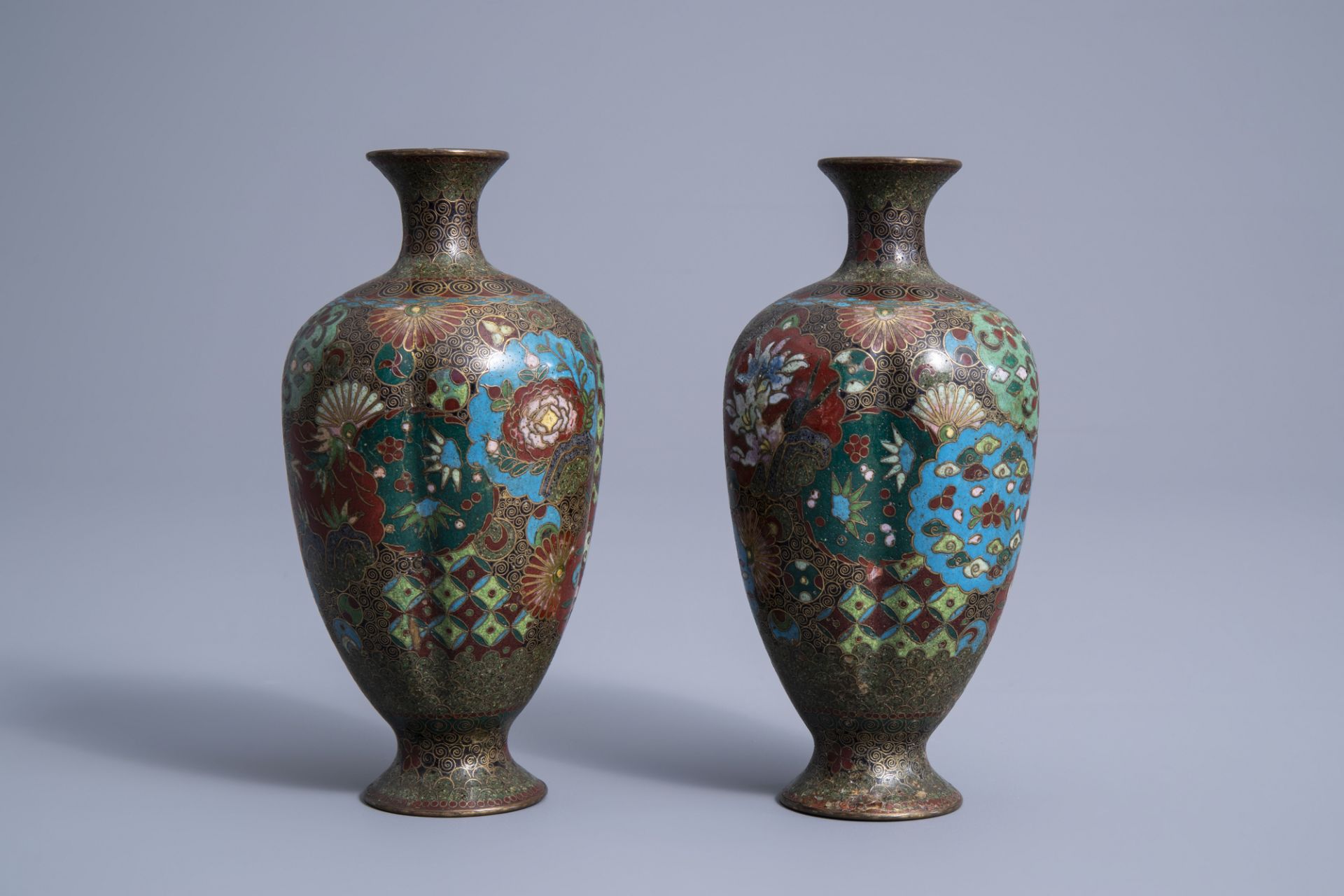 A pair of fine Japanese cloisonne vases with floral design, Meiji, 19th/20th C. - Image 5 of 7