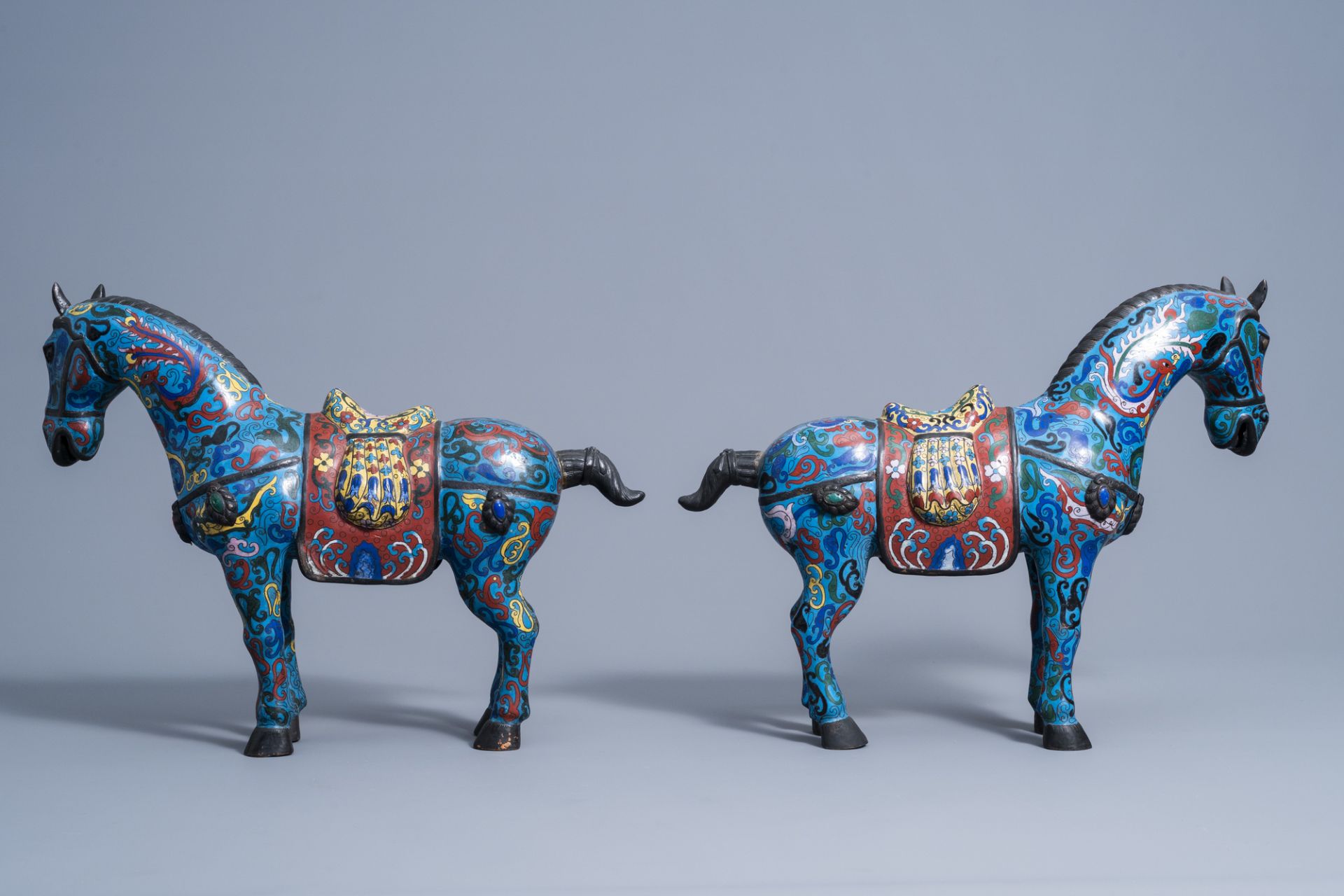 A pair of Chinese cloisonne horses on wooden bases, 20th C. - Image 4 of 9