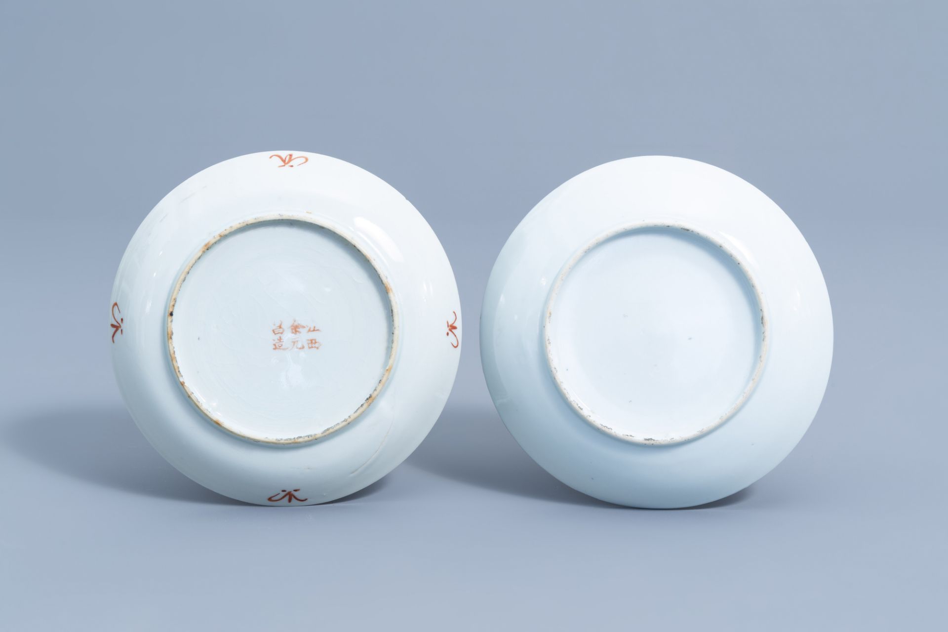 Seven Chinese qianjiang cai saucer plates and a jardiniere with figures in a flower garden, 19th/20t - Image 9 of 15