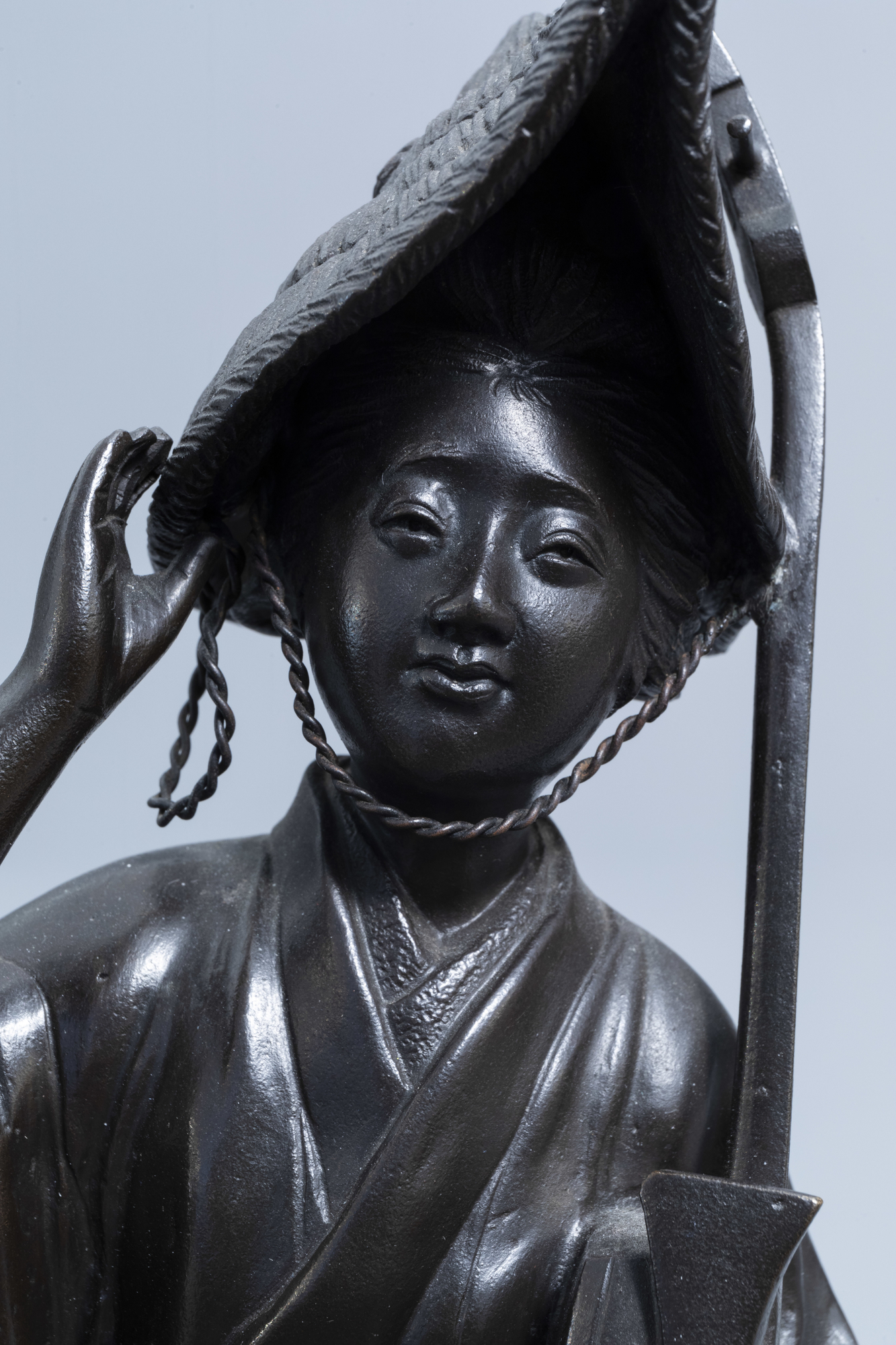 A Japanese bronze okimono of a musician, signed Seiya Saku, Meiji, 19th C. - Image 10 of 10