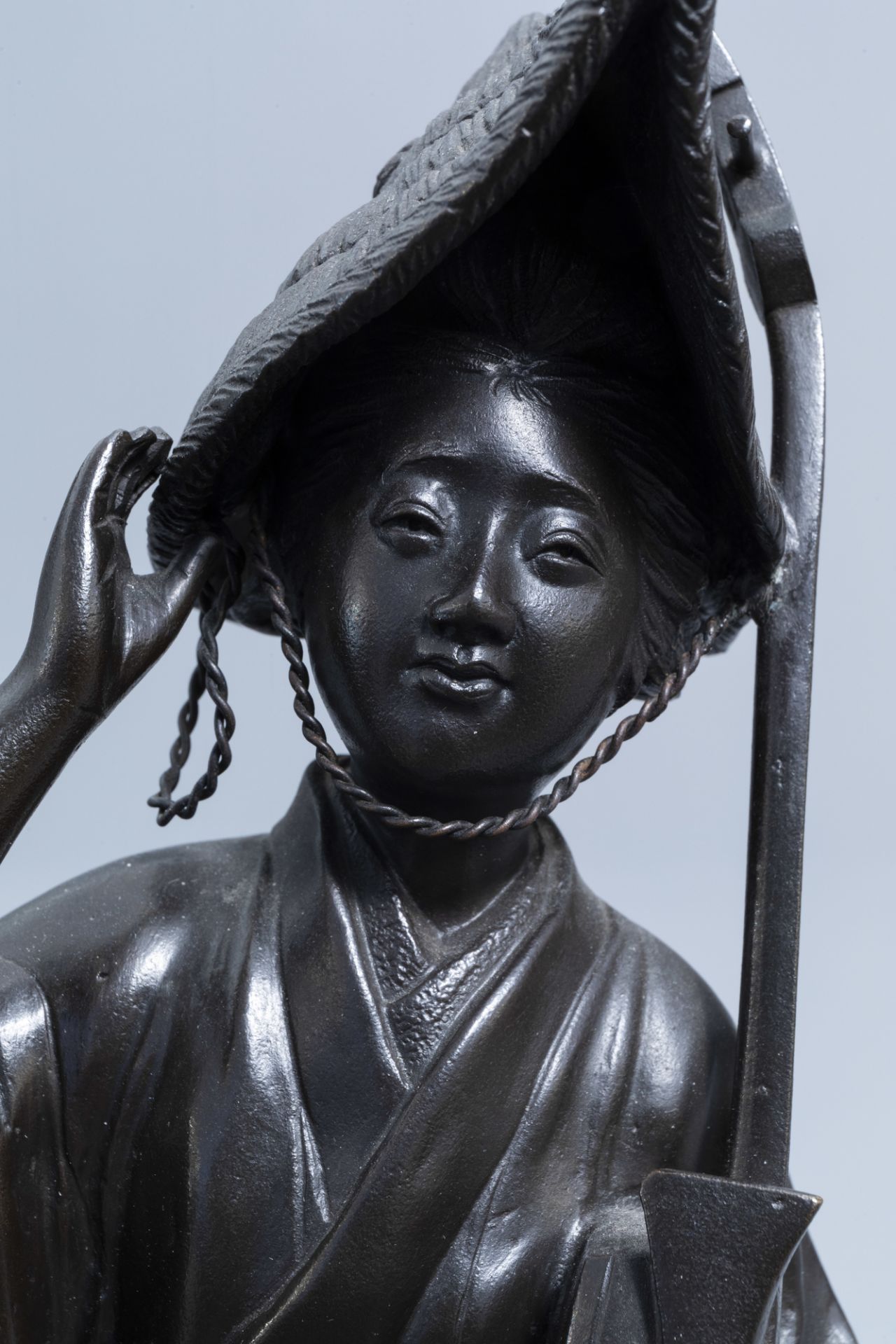 A Japanese bronze okimono of a musician, signed Seiya Saku, Meiji, 19th C. - Bild 10 aus 10