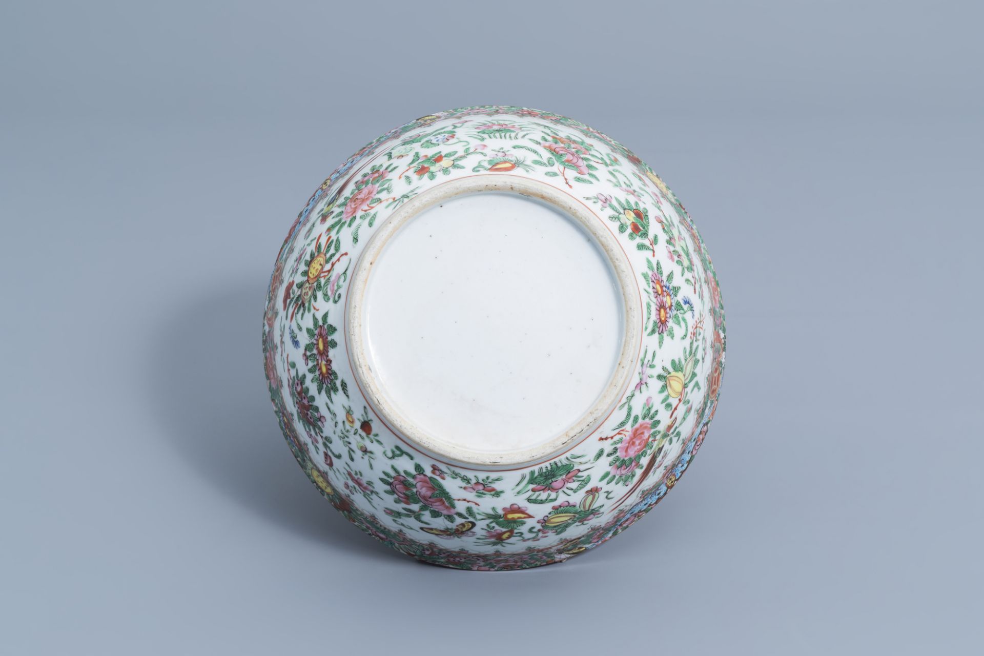 A varied collection of Chinese Canton famille rose porcelain, 19th/20th C. - Image 7 of 31