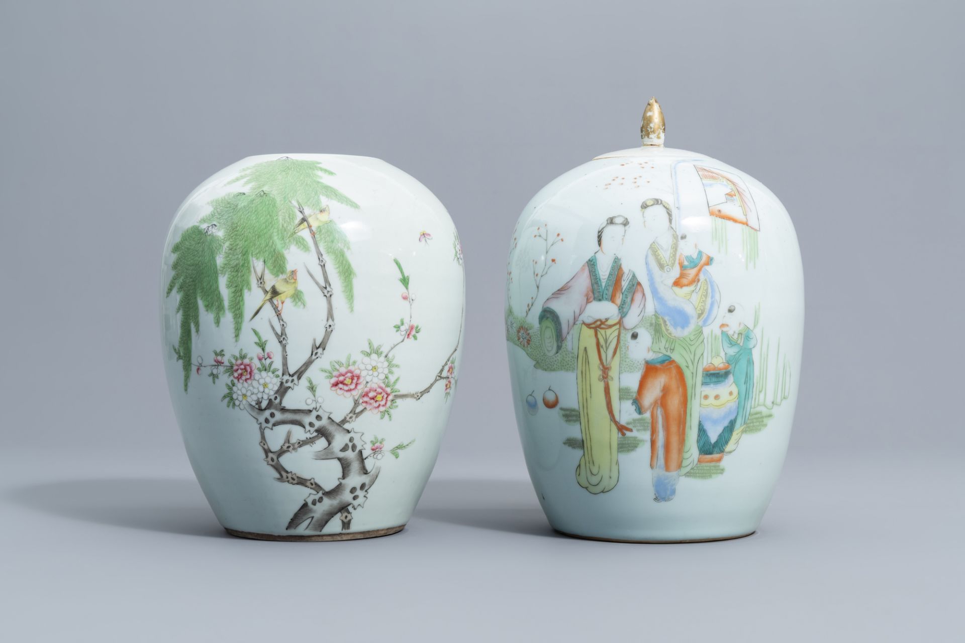 Five various Chinese famille rose and qianjiang cai ginger jars, 19th/20th C. - Bild 8 aus 15