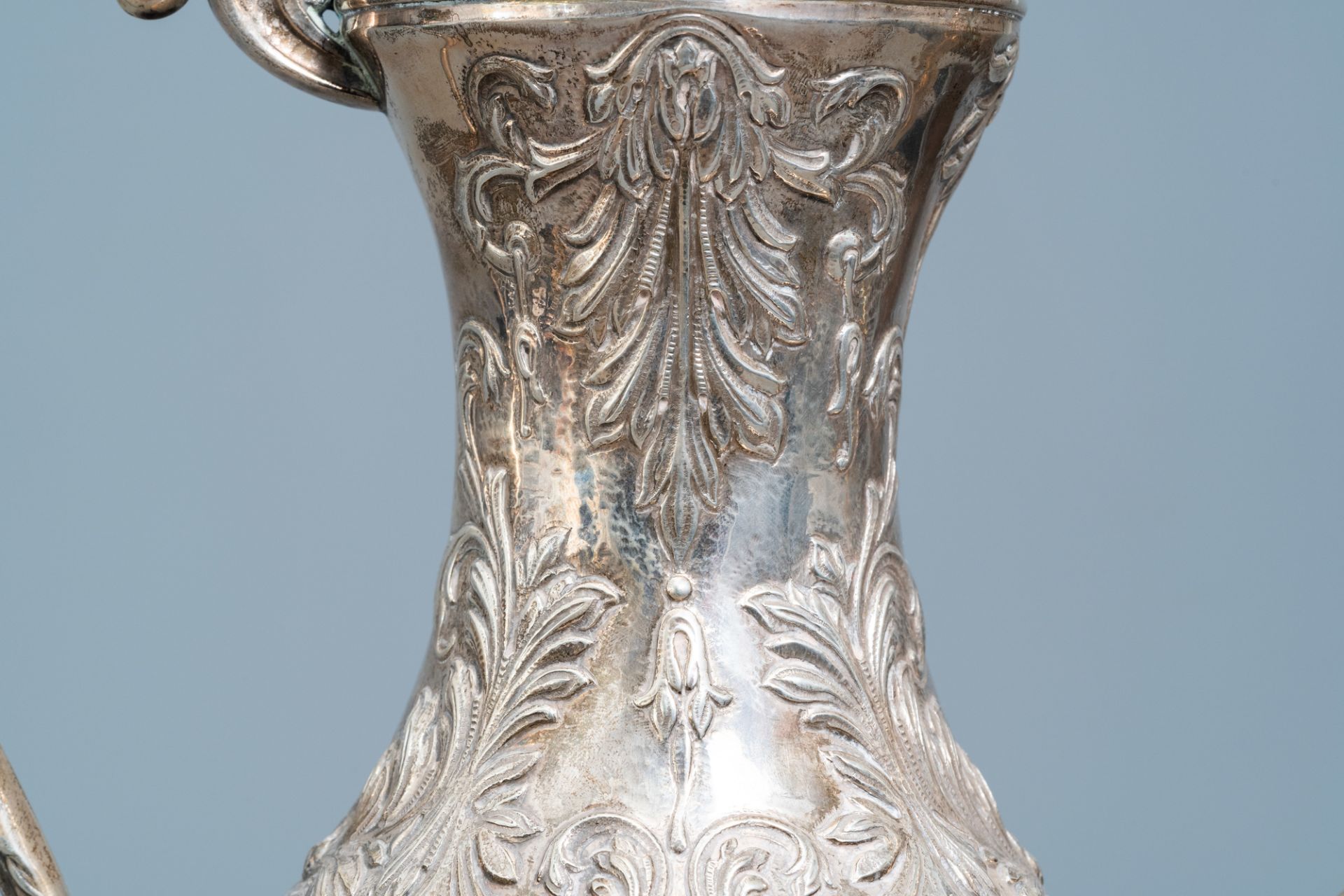 A Spanish inlaid silver Historicism jug with floral design and swans, 20th C. - Image 14 of 17