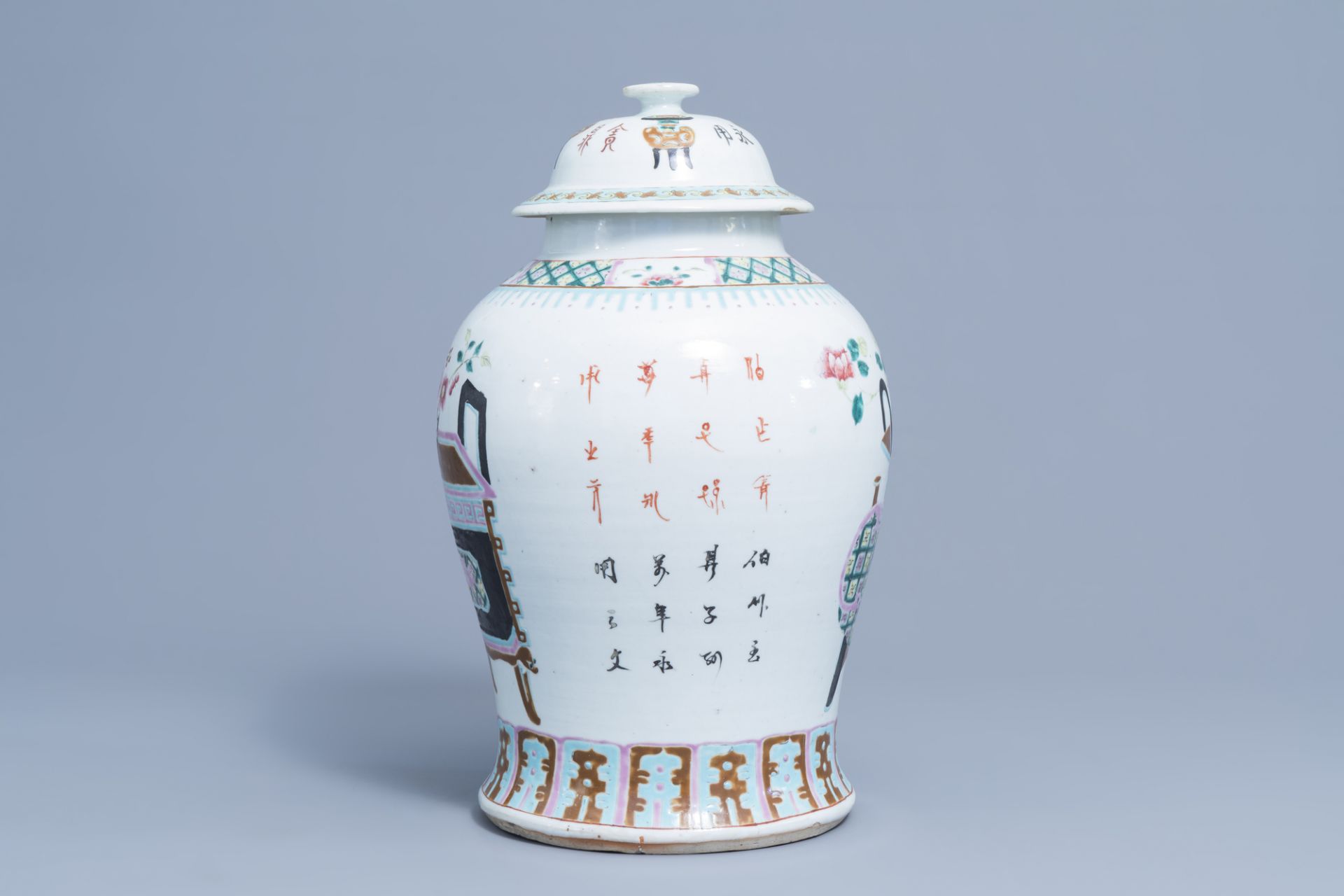 A Chinese famille rose vase and cover with flower baskets, 19th C. - Image 2 of 8