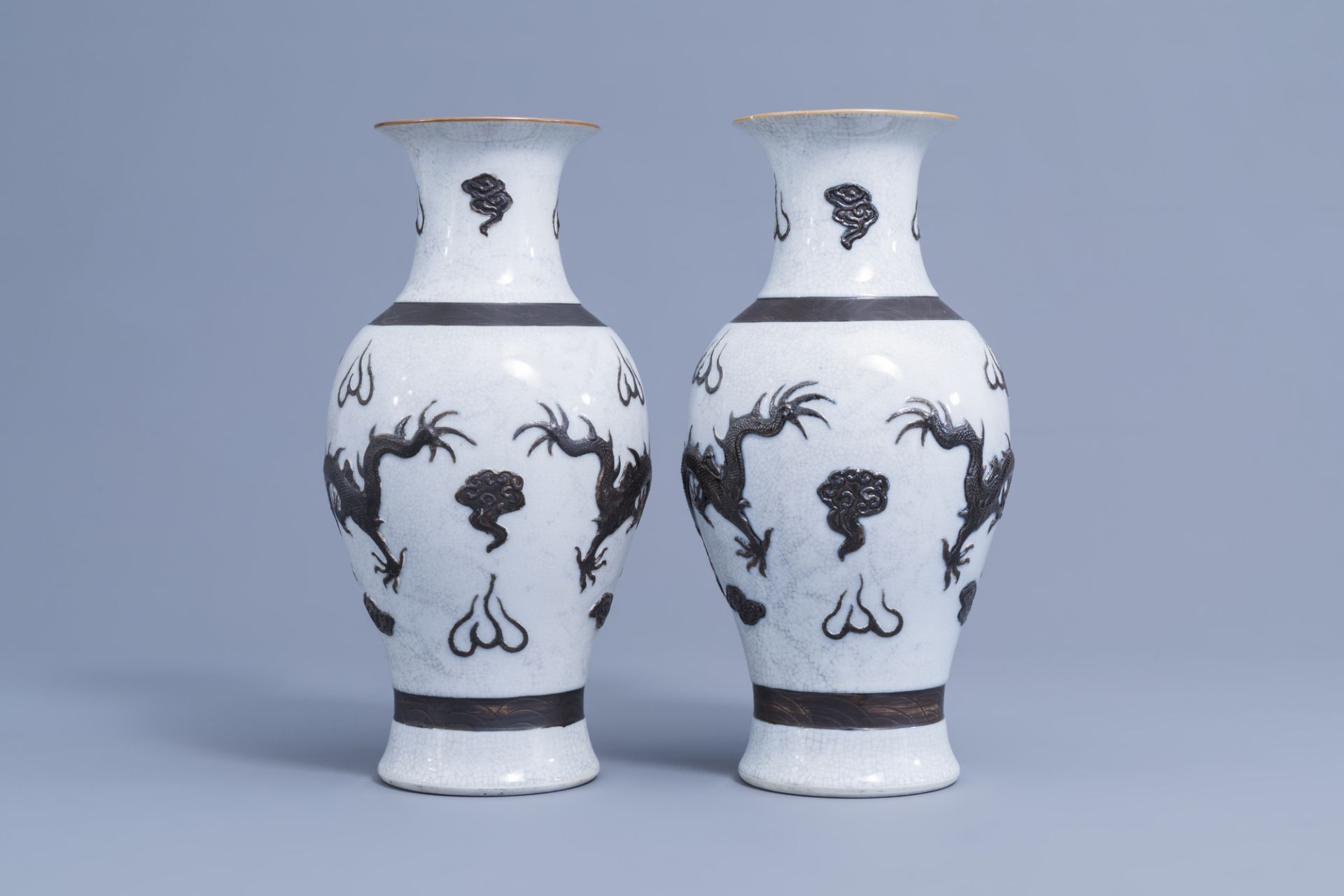 A pair of Chinese Nanking crackle 'dragon' vases & a pair of famille rose hat stands, 19th/20th C. - Image 10 of 13