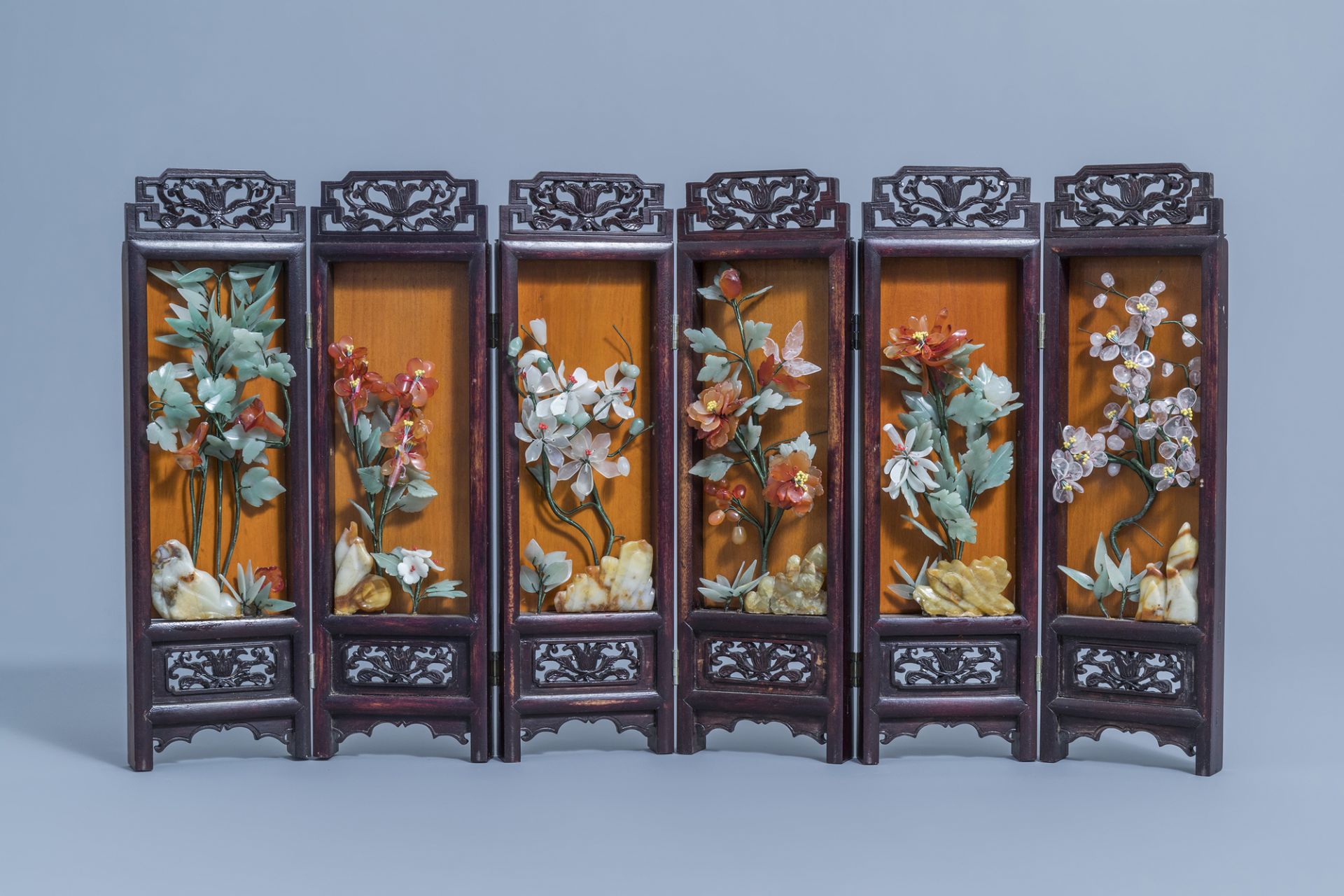 A Chinese cloisonne brush pot and a six-fold table screen with floral design, 20th C. - Image 2 of 18