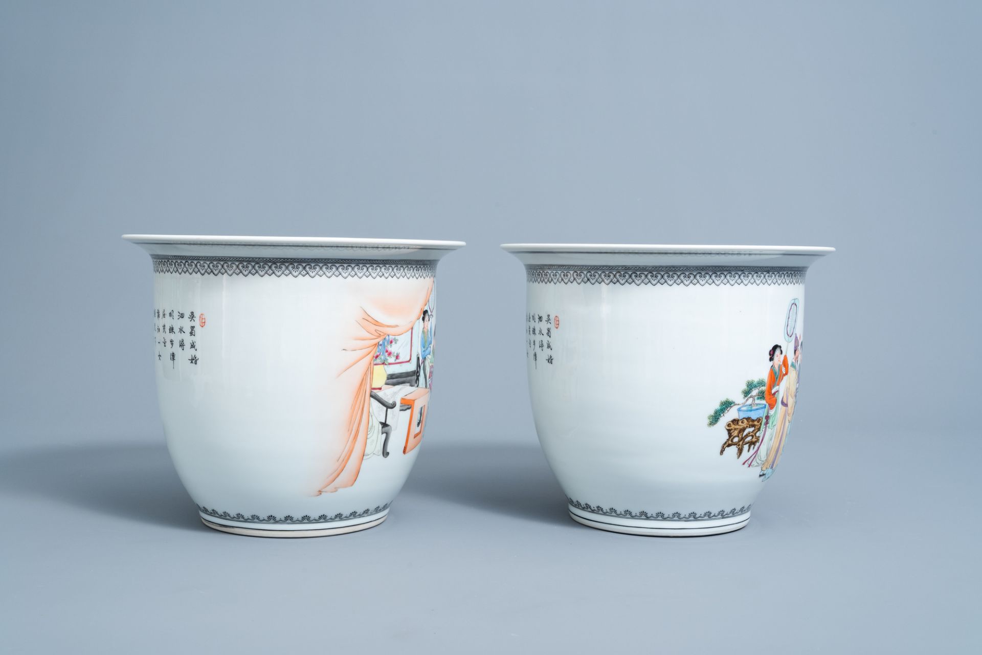 A pair of Chinese famille rose jardinieres with figures in an interior and a stand, Republic, 20th C - Image 5 of 7