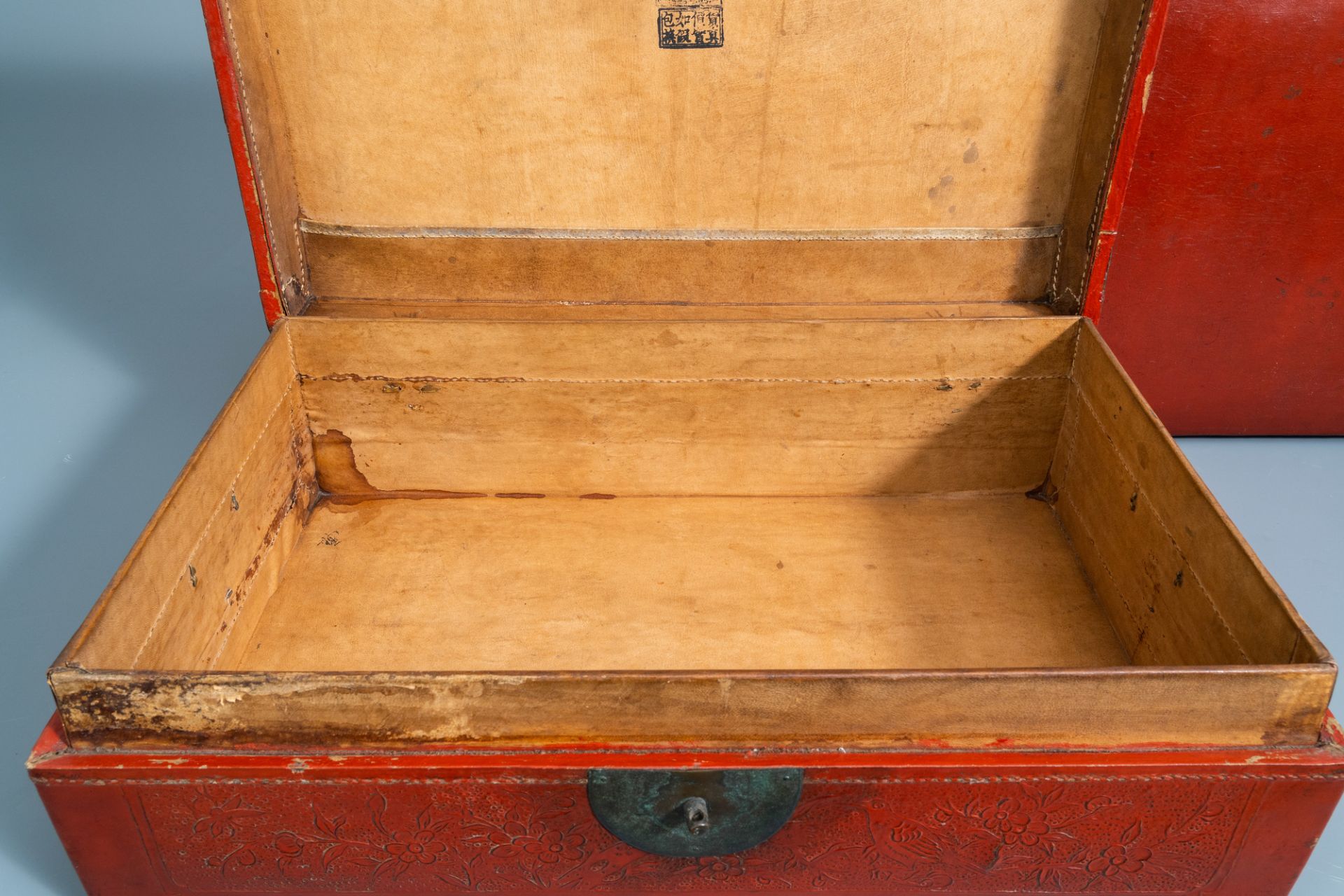 A pair of Chinese partly red lacquered leather travel trunks with floral design, 20th C - Image 10 of 13