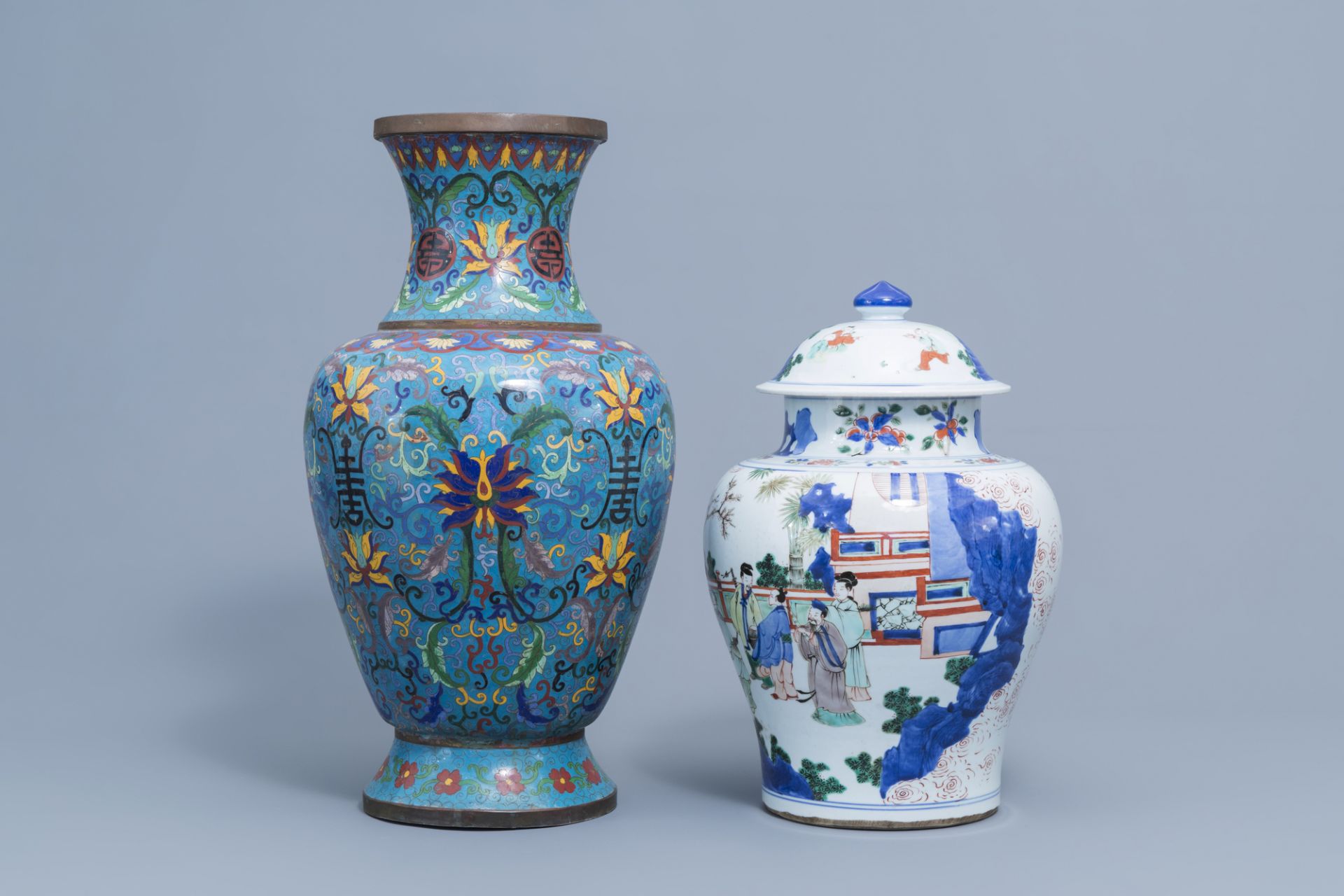 A Chinese wucai vase and cover with figurative design and a cloisonne vase with floral design, 19th/ - Image 4 of 8