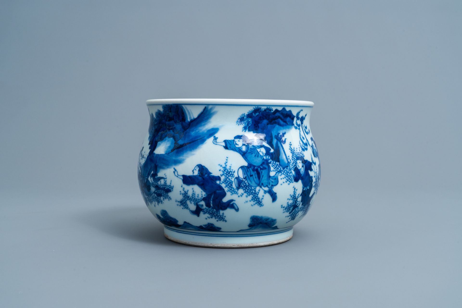 A Chinese blue and white censer with figures in a landscape, 19th/20th C. - Bild 5 aus 9
