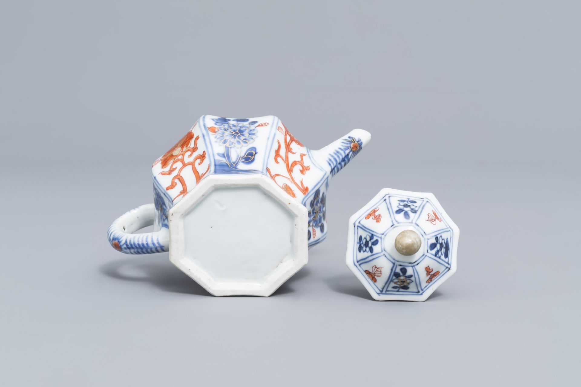 A Chinese octagonal Imari style teapot and cover with floral design, Kangxi - Image 7 of 7